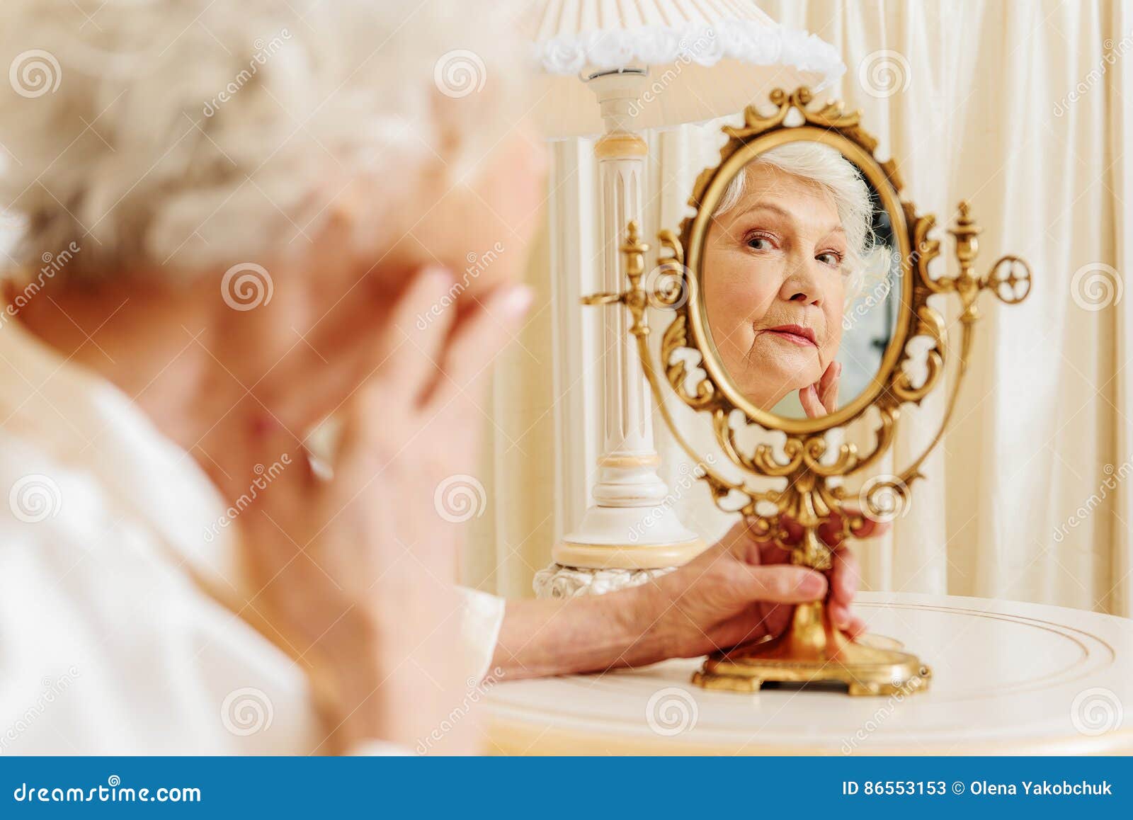 Женщина в зеркале роли. Старость в зеркале. Отражение в зеркальце счастливой женщины. Зеркало картинка. Хорошая самооценка.