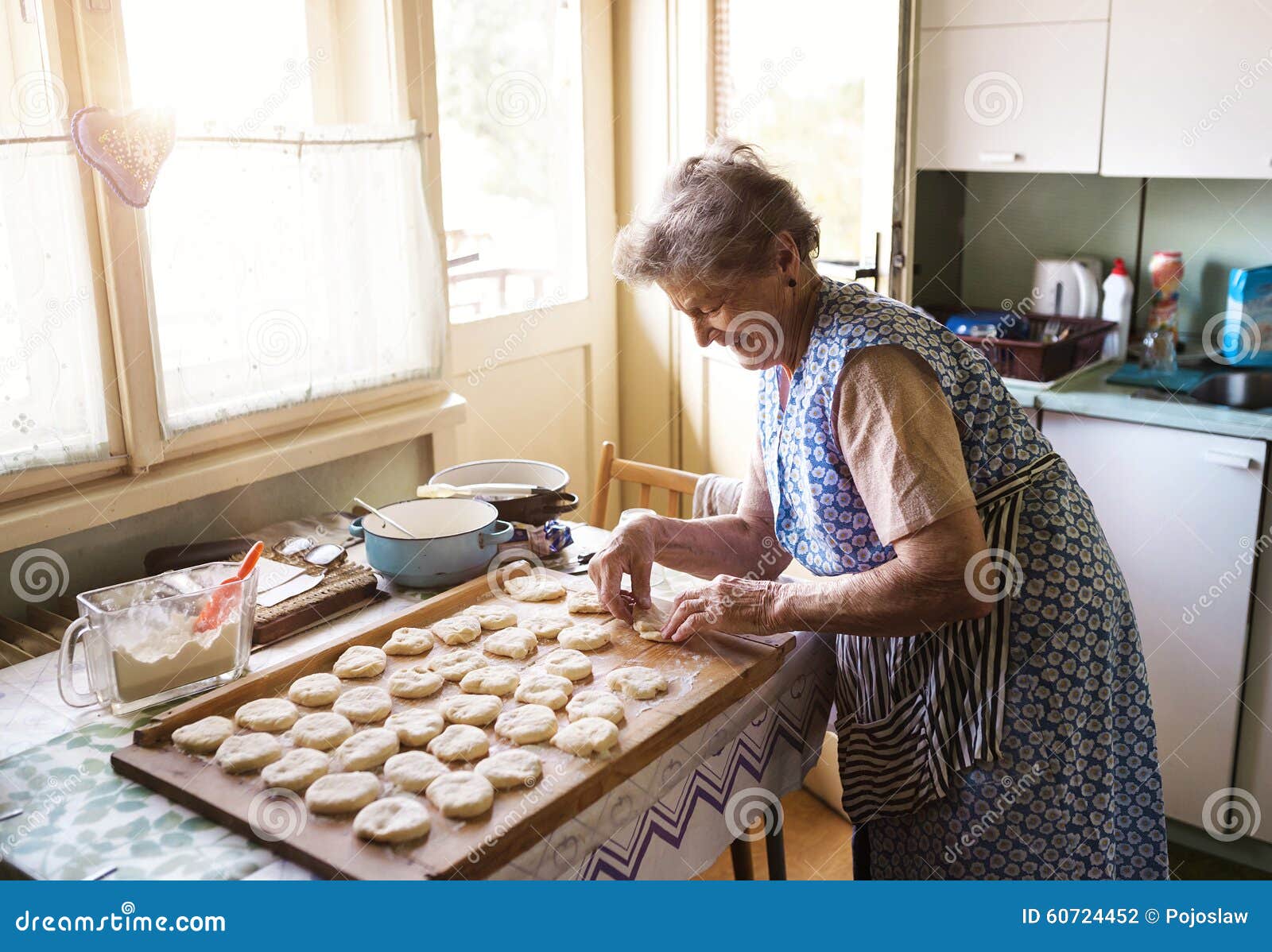 Печена бабка. Бабуля с выпечкой. Бабушка печет пирожки. Бабушка с пирогом. Бабушка с булочками.