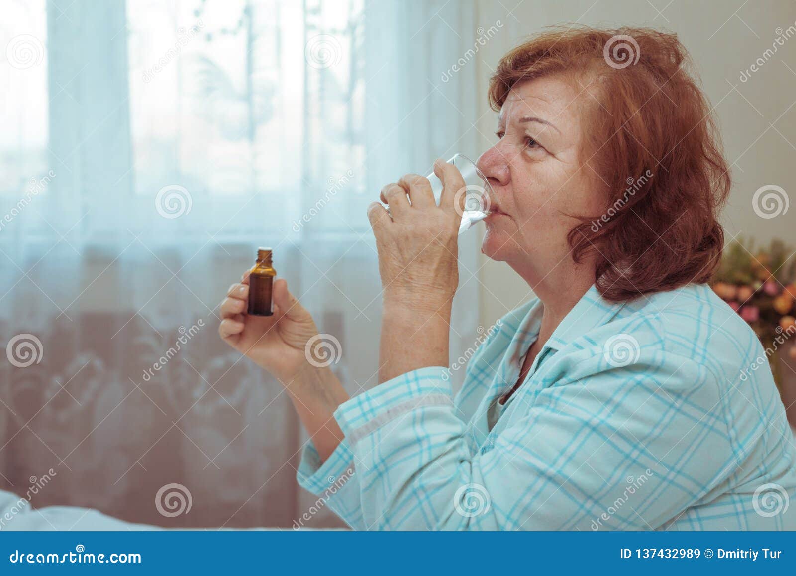 Песня тетя пьет. Старшая женщина пьет таблетки. Пенсионер пьет таблетки. Пожилой пьет лекарство. Бабушка пьет таблетки.