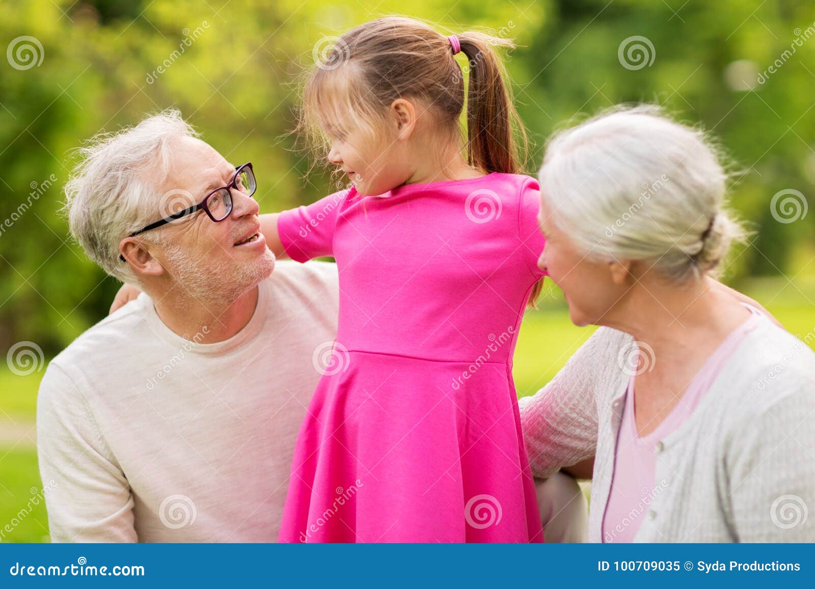 Внучка со стариком