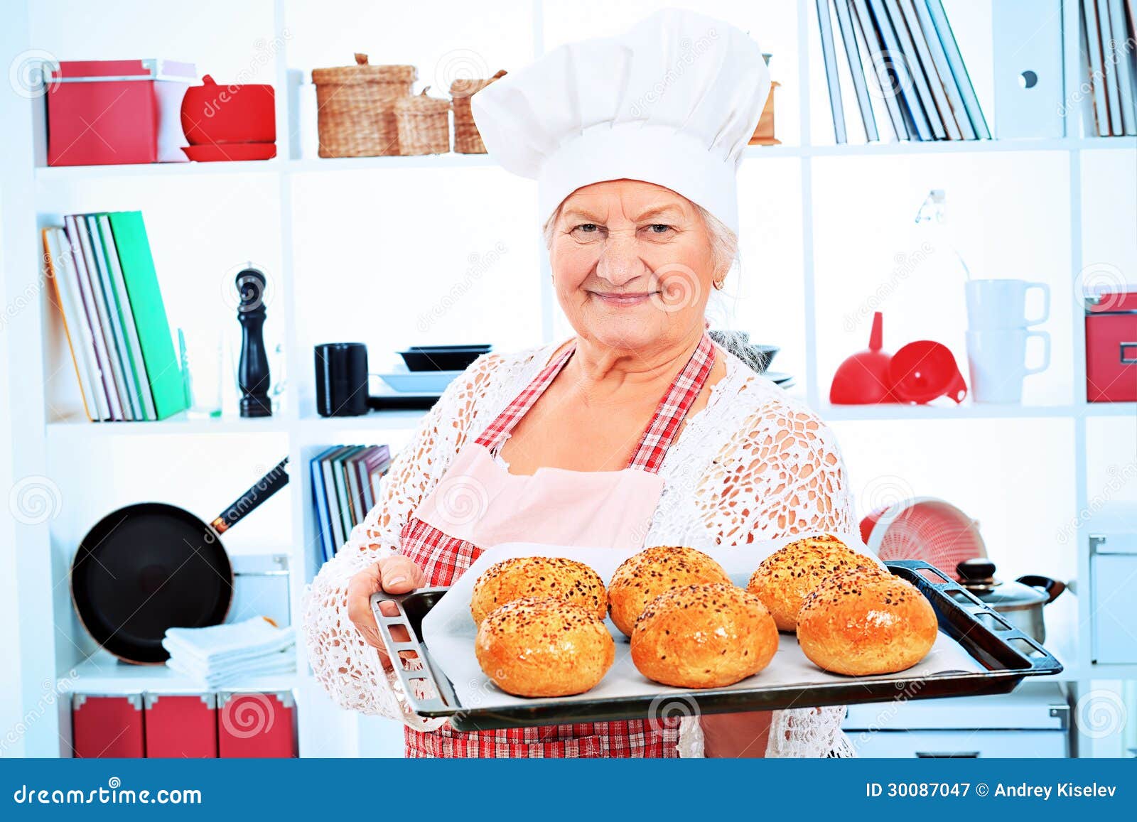 Танечка угости бабушку своим пирогом. Бабушка повар. Бабушка с выпечкой. Бабка с пирогами. Бабушка повариха.