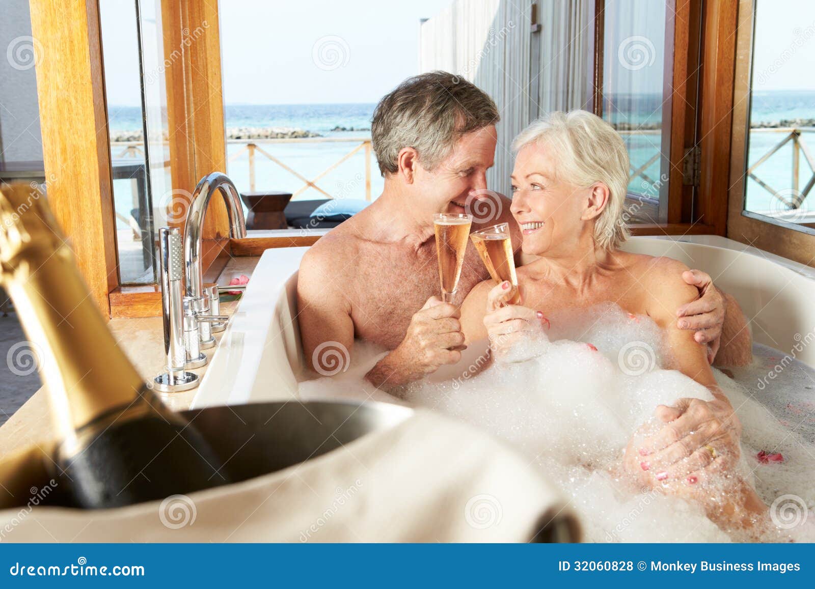 Мужа женой моются в душе. Ванна с шампанским. Ванна с любимым. Джакузи с шампанским. Пара в ванной с шампанским.