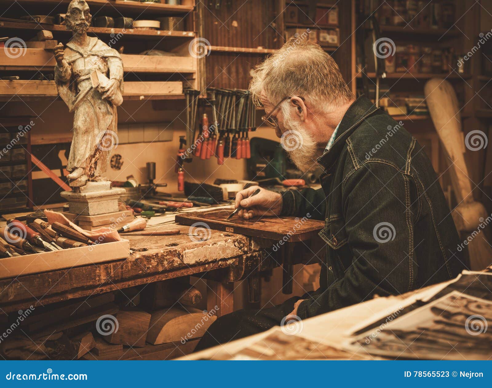 Он работает в мастерской он. Молодой плотник. Люди в столярной мастерской. Харрисон форд плотник. Мастер столярной мастерской.