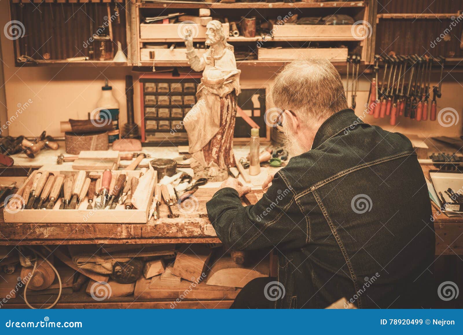 Он работает в мастерской он. Человек в мастерской. Столярное ремесло. Столяр. Столярная мастерская.
