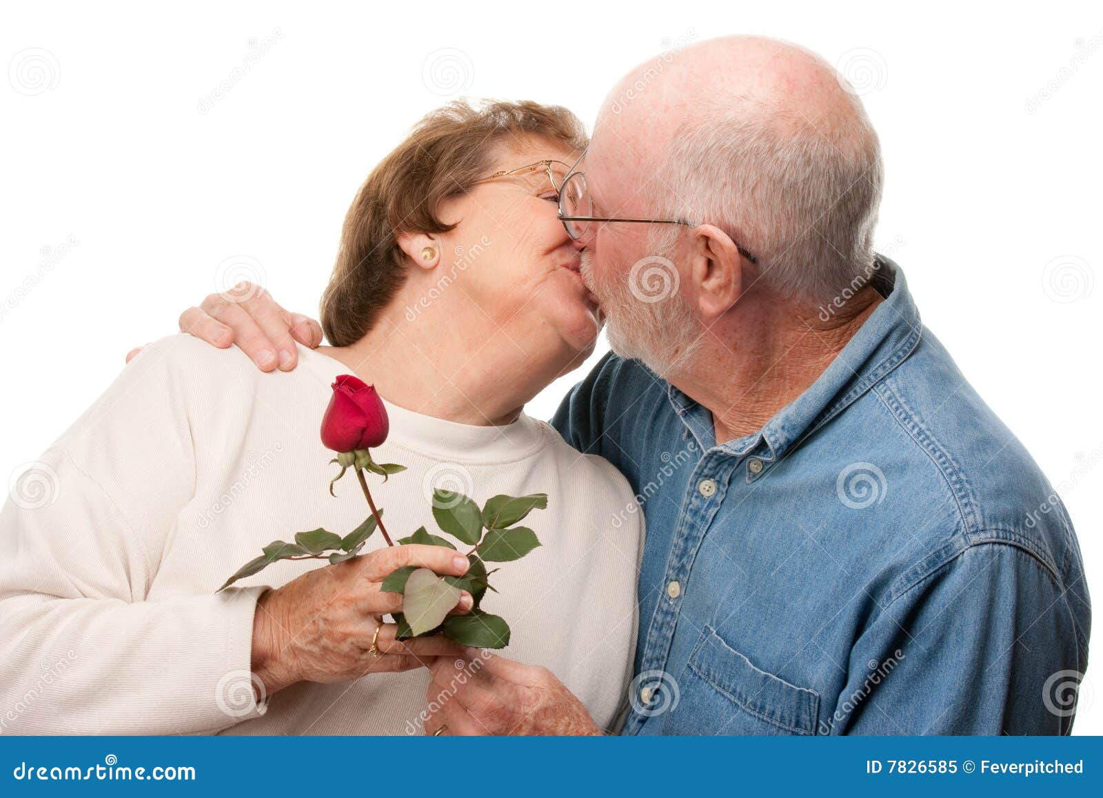 Молодые парни с пожилыми дамами. Поцелуй пожилых. Поцелуй пожилой пары. Поцелуй пенсионеров. Пожилой мужчина целует женщину.