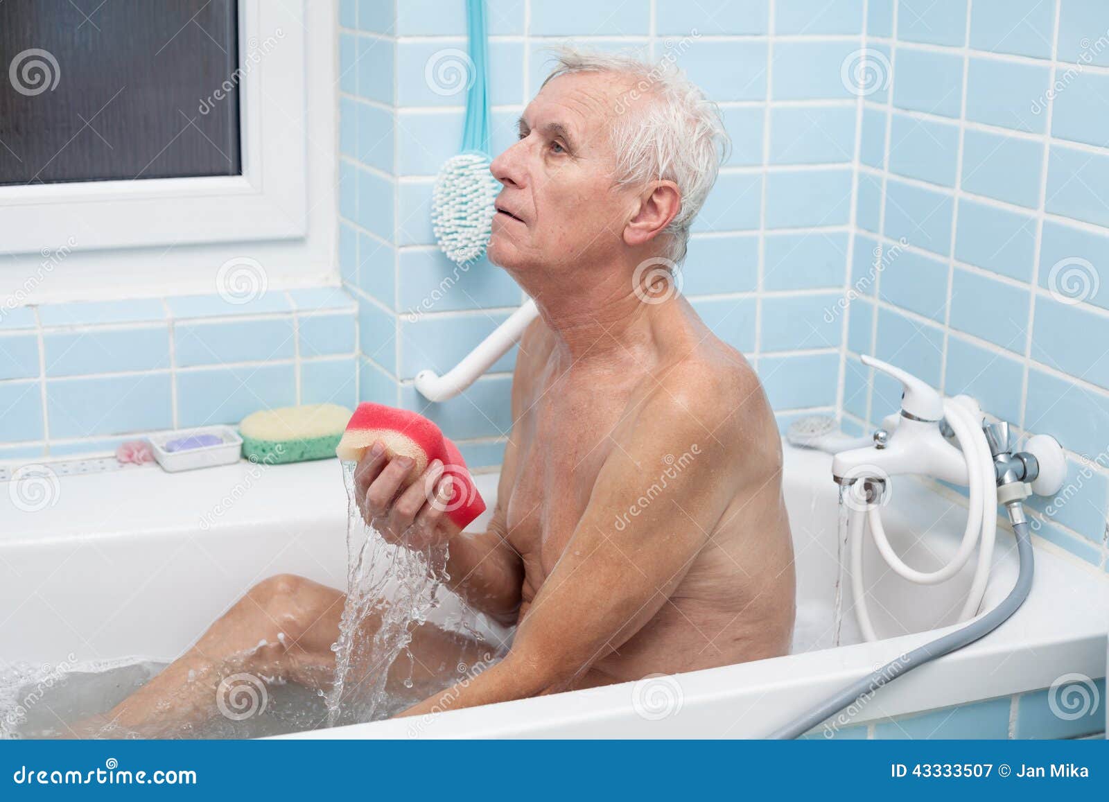 Дед купается. Пожилой человек в ванной. Дедушка купаться. Гигиена пожилых.