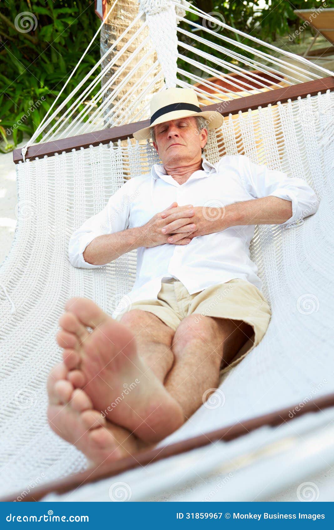 Пока спал на пляже. Мужчина в гамаке. Человек отдыхает в гамаке. Мужчина на гамаке босиком. Человек в гамаке на пляже.