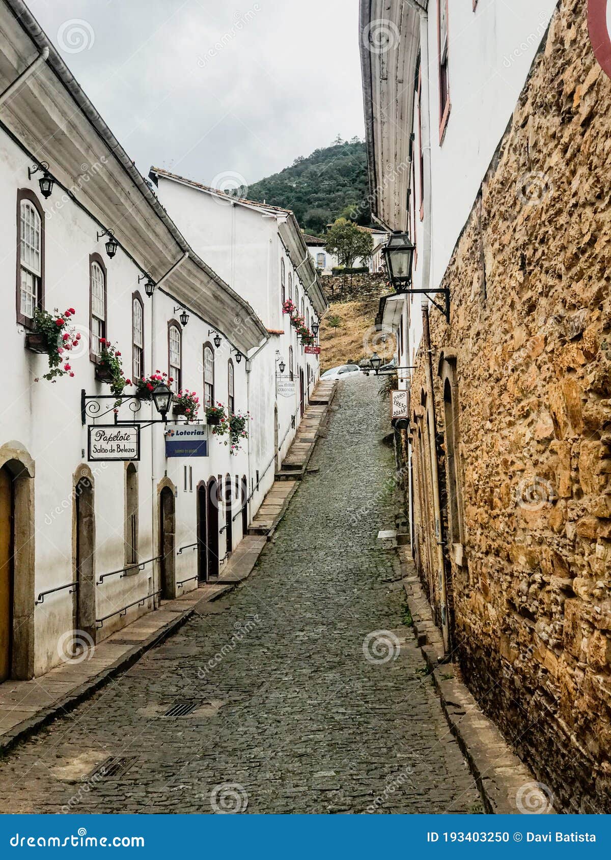 Старые дома в стиле барокко в узкой каменной из Ouro Preto город-государстве  на улице Gerais Бразилии мин Редакционное Изображение - изображение  насчитывающей дома, историческо: 193403250