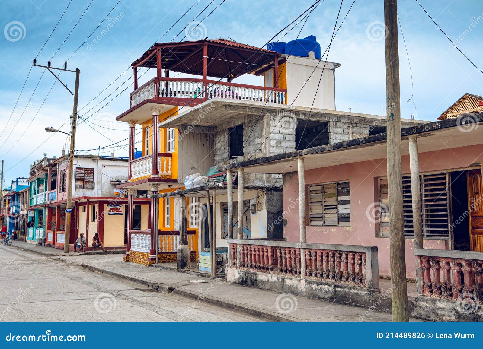 Старые разноцветные дома в Baracoa Кубе Редакционное Фото - изображение  насчитывающей куба, карибско: 214489826