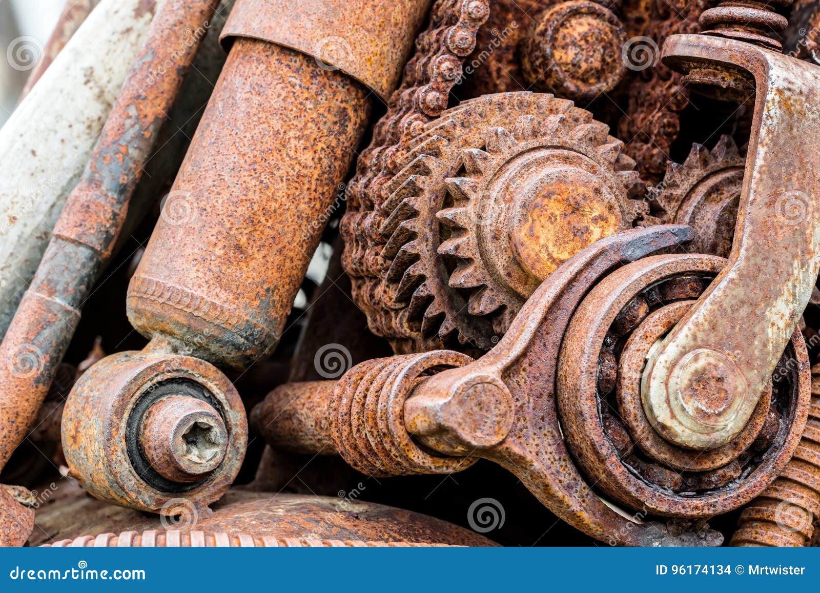 старые ржавые детали. шестеренки стимпанк. механизмы старинных башенных часов. ржавые детали машины. старые детали.