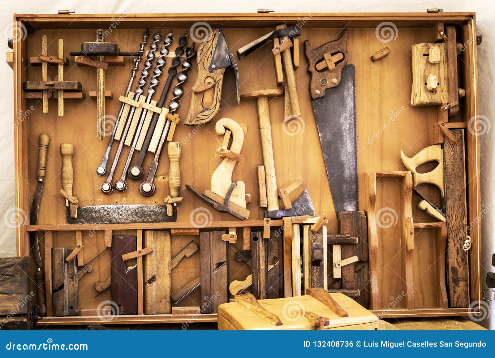 Красивее поняли инструмент столяр поставить. Старинные инструменты. Инструменты плотника. Столярный и Плотницкий инструмент. Старинный инструмент плотника.