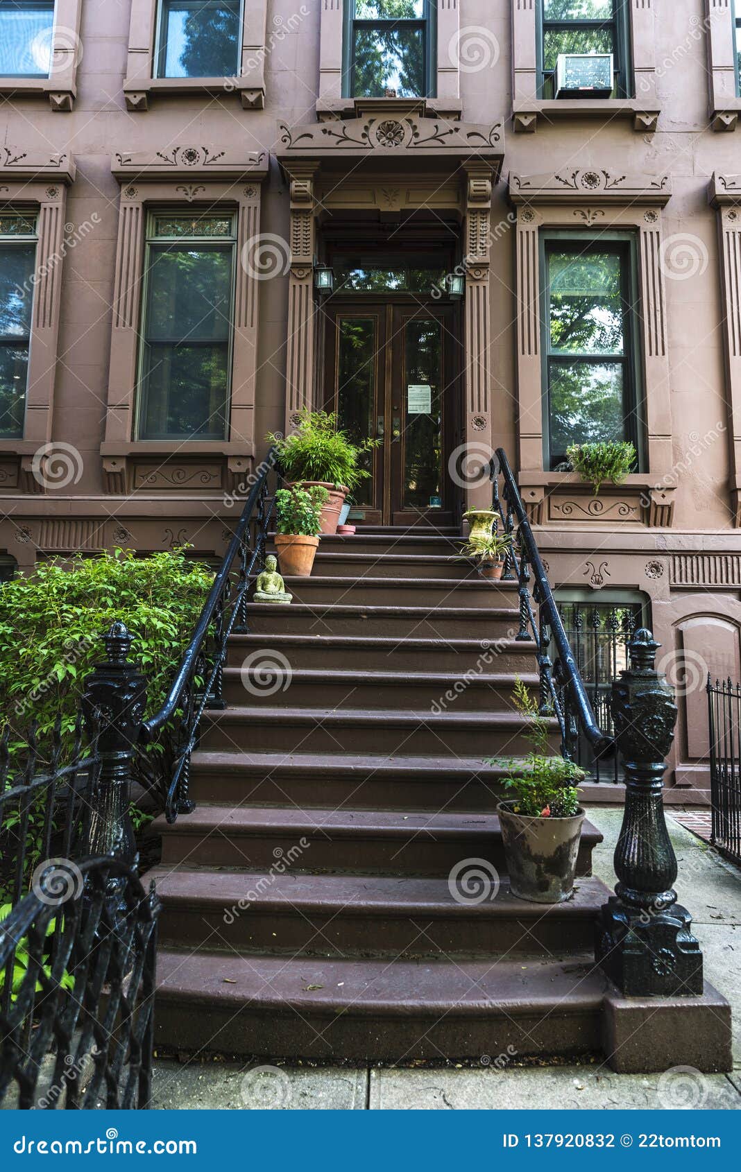 Старые типичные дома в Бруклине в Нью-Йорке, США Стоковое Фото - изображение насчитывающей старо, соединено: 137920832