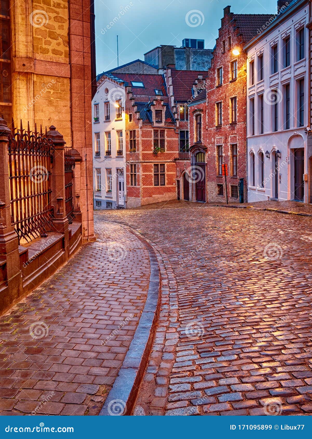 Старые улицы Брюсселя Бельгии загоренные на закате или Aurora Стоковое Изображение - изображение насчитывающей история, выпуклины: 171095899
