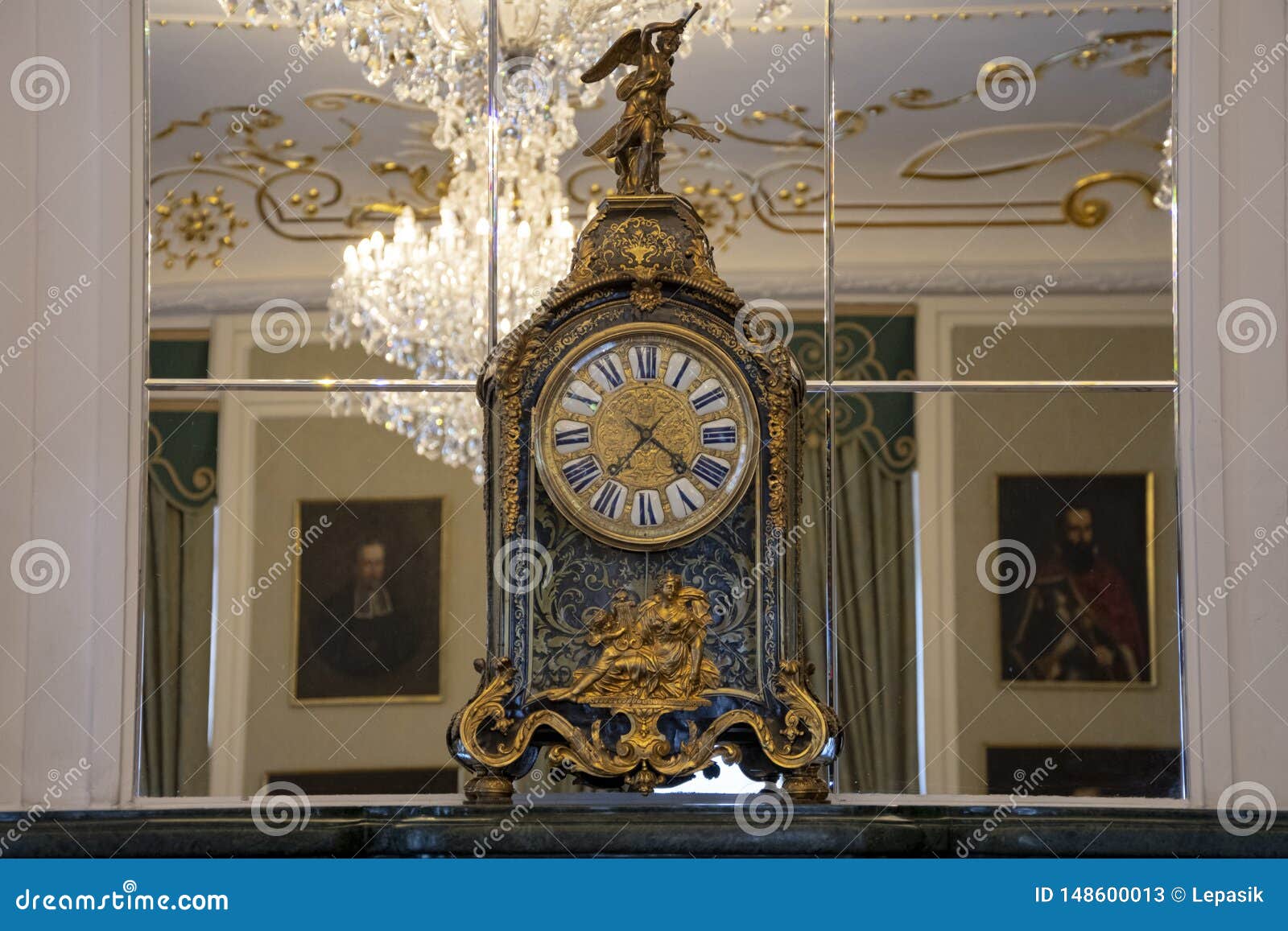 Старые часы на камине перед зеркалом Редакционное Стоковое Фото - изображение насчитывающей марочный, старо: 148600013