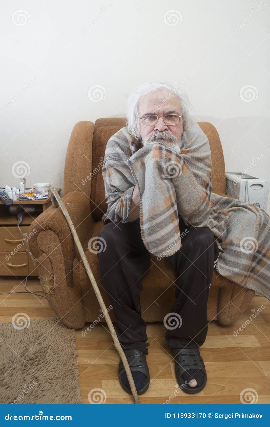 Дед заболел. Старый больной человек. Страдающий пенсионер.