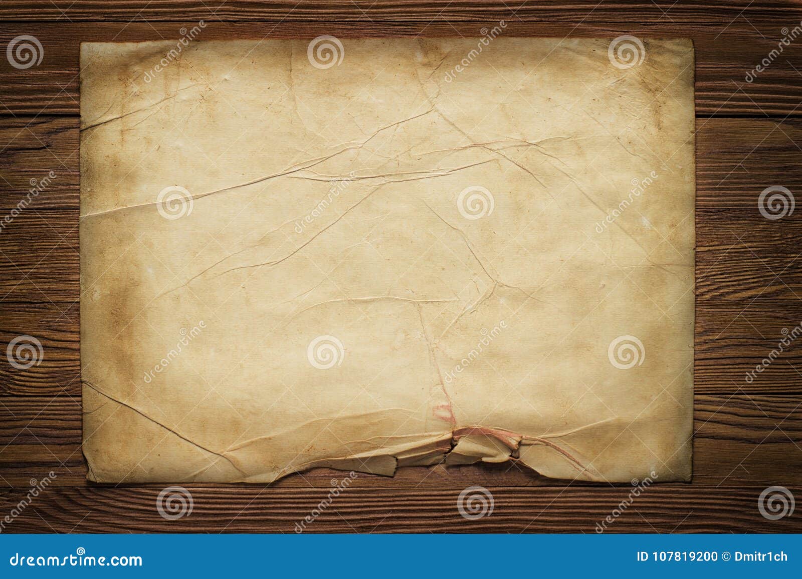 Горизонтальная бумага. Старинная бумага горизонтальная. Кусок старой бумаги. Старая бумага на деревянном фоне. Лист бумаги на деревянном фоне.