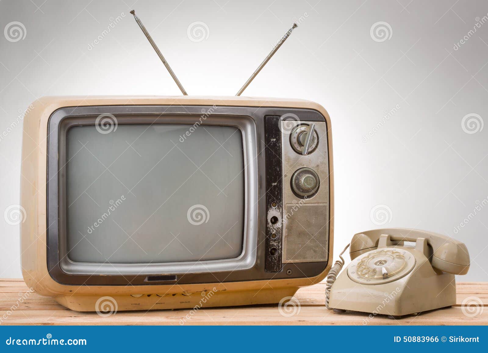 Телефон радио телевидение. Телевизор и радио. Старый маленький телевизор. Телевизор telephone. Старые телефоны с телевизором.
