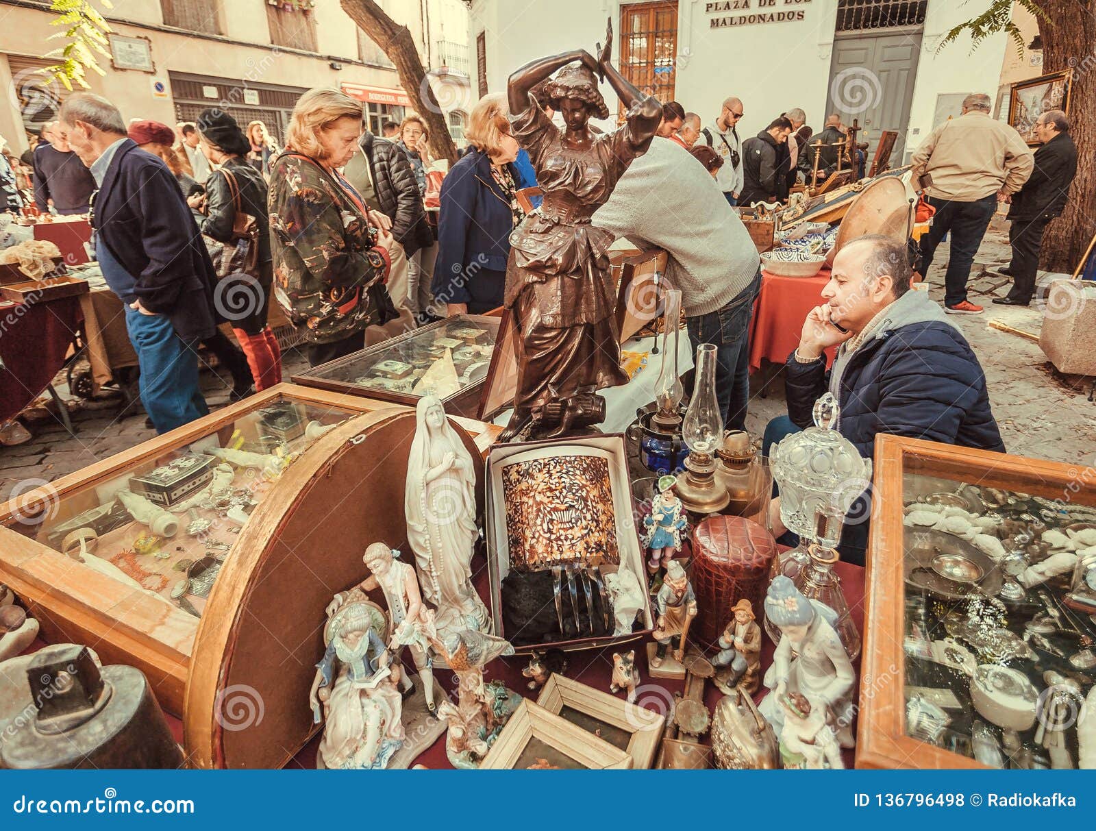 Статуи и другое винтажное вещество, старые игрушки для продажи на блошином  рынке с покупателями, торговых сделках, антикварной ме Редакционное  Стоковое Фото - изображение насчитывающей плита, дешево: 136796498