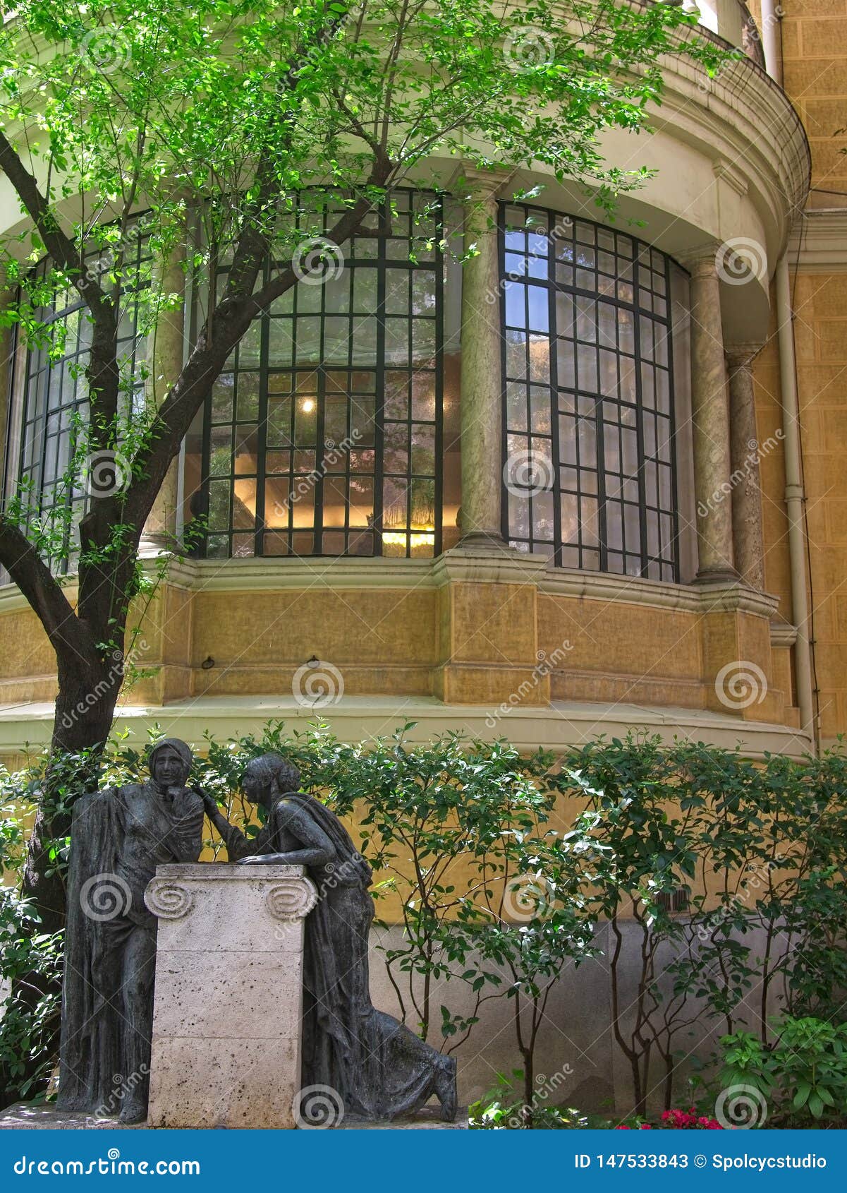 Статуи и экстерьер гостиной в архитектуре ротонды с красивыми стеклянными окнами и каменными столбцами Стоковое Изображение - изображение насчитывающей завод, историческо: 147533843