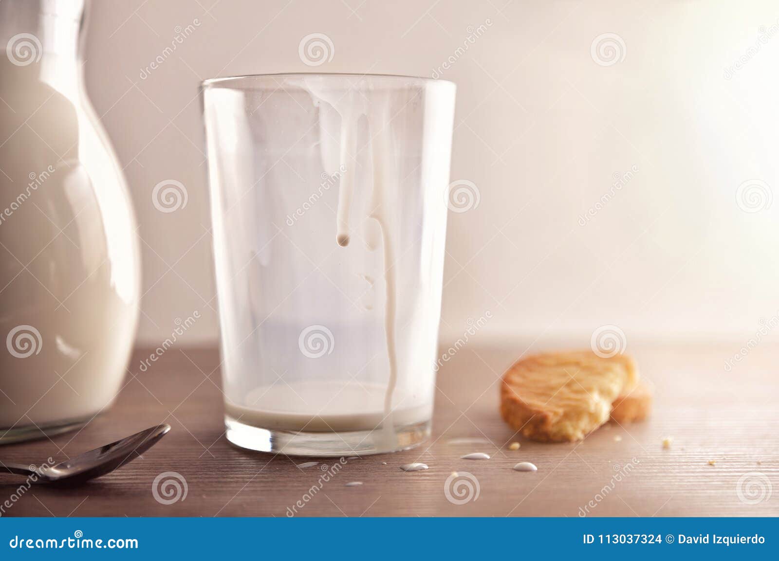 There are some milk in the glass. Молоко в бокале. Стеклянный стакан с молоком. Молоко питьевое в стакане. Миндальное молоко в стакане.