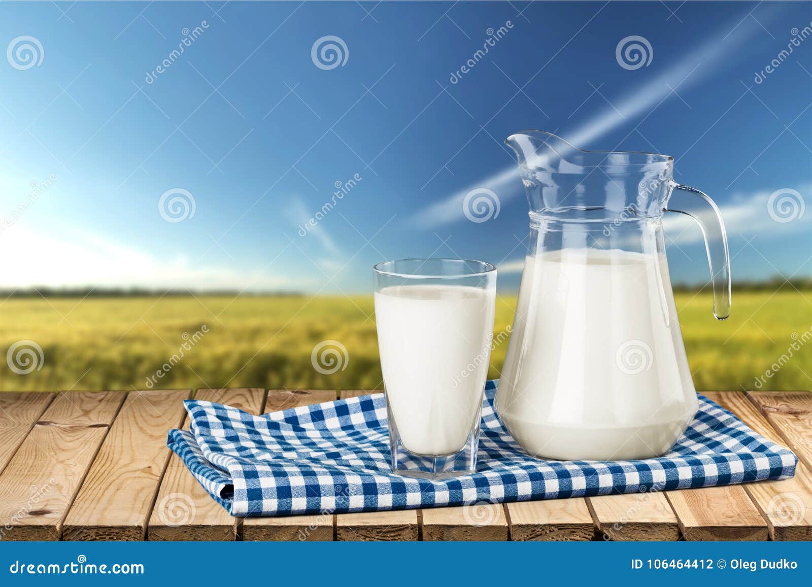 Покажи картинку молока. Молоко. Молочные продукты. Молоко в стакане. Фон для молочной продукции.