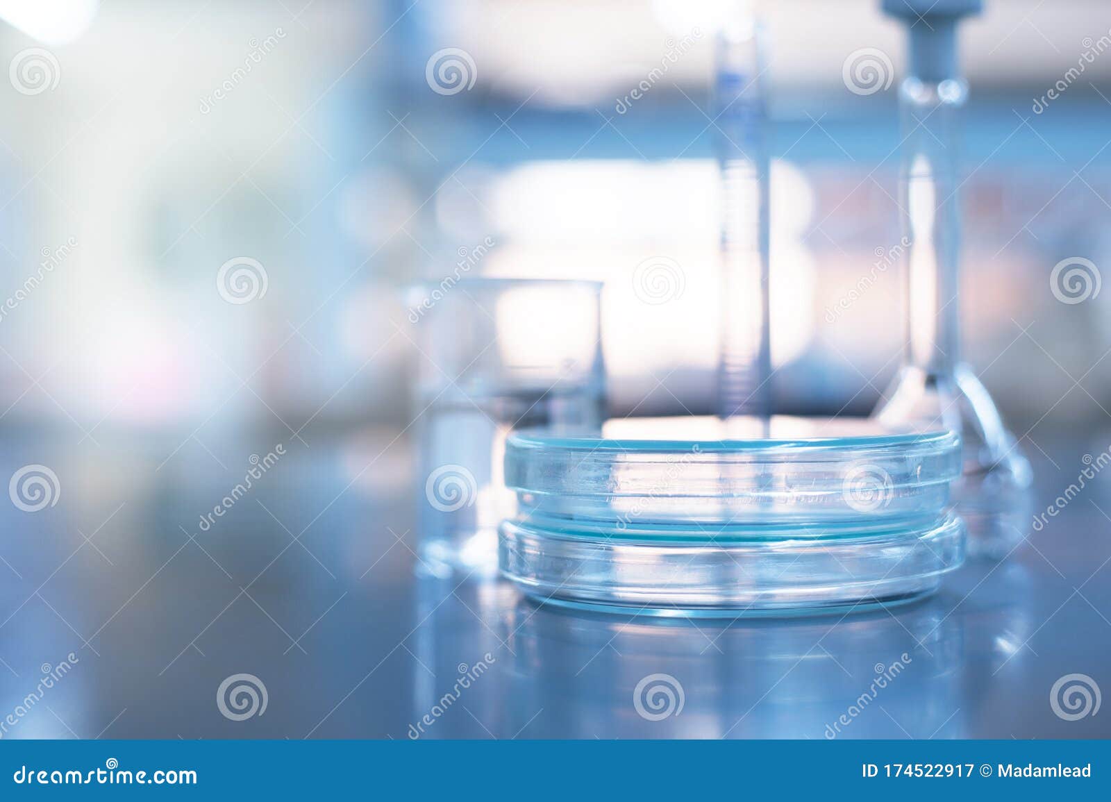 Стеклянная доска в синий фон лаборатории микробиологии науки Стоковое  Изображение - изображение насчитывающей наука, аналитиков: 174522917