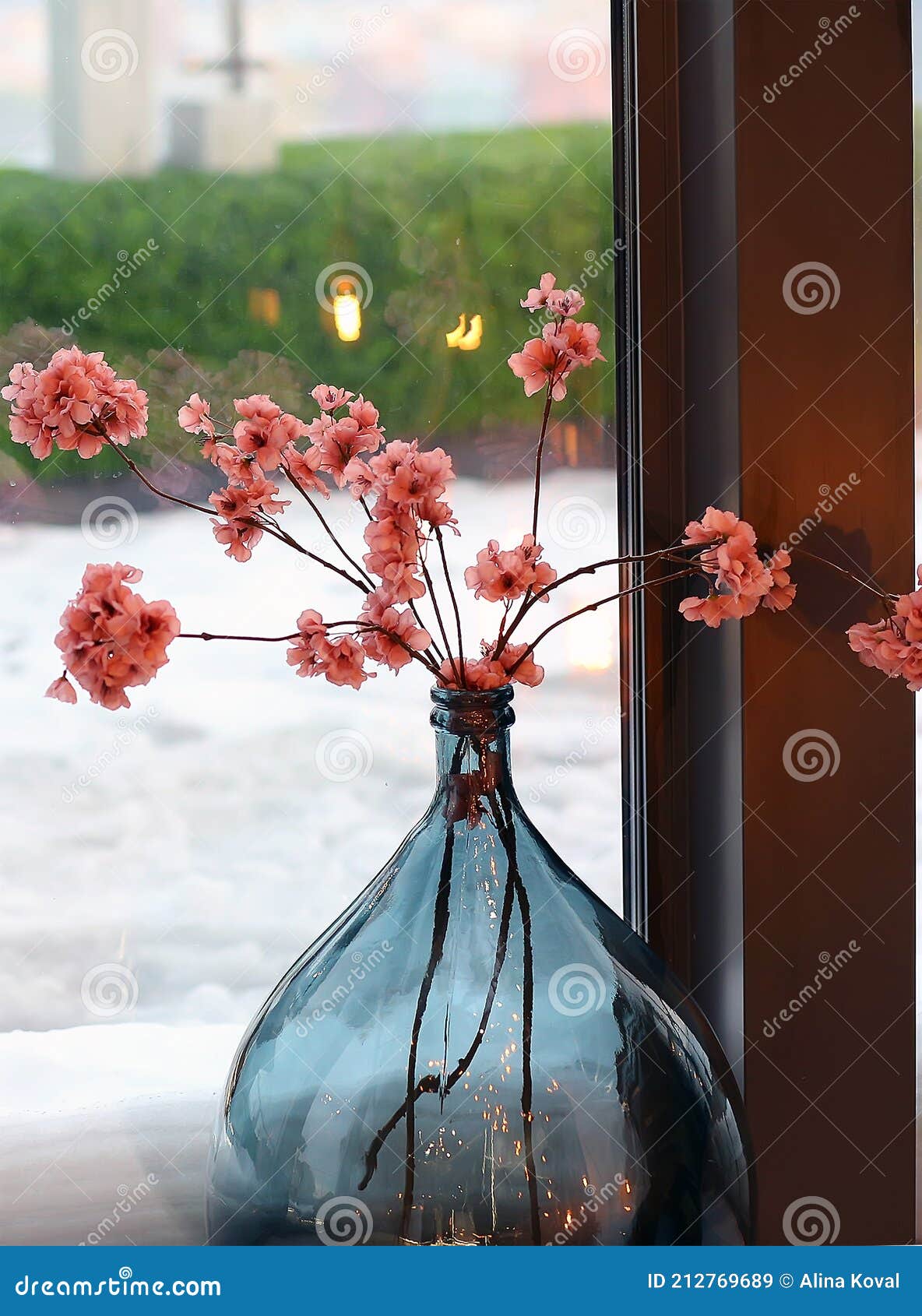 Стеклянный цветочный горшок с цветами. Фон вид из окна на улице. ВнутреннийСтоковое Изображение - изображение насчитывающей улучшение, жить: 212769689