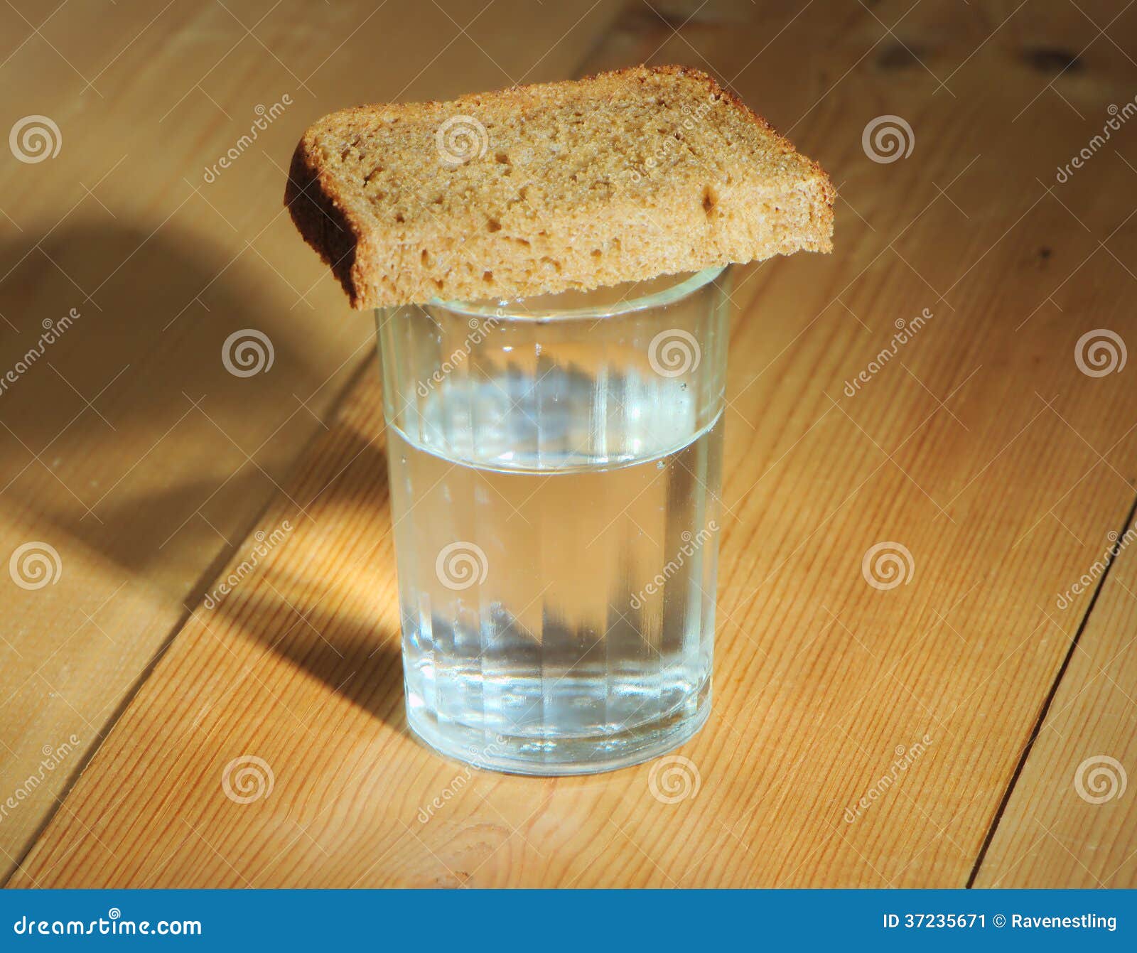Ставят стакан воды и хлеб. Рюмка с хлебом. Стопка с хлебом.