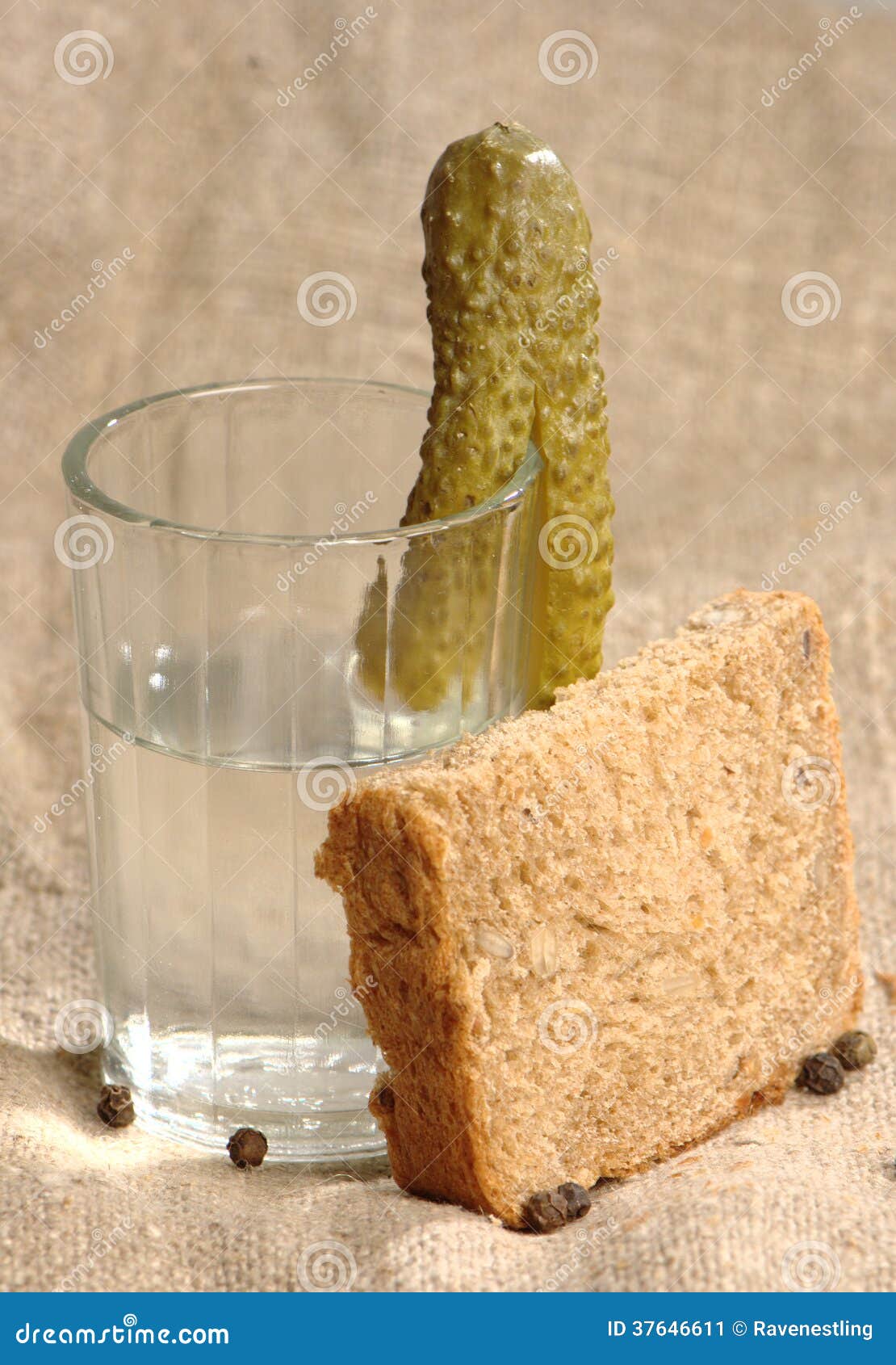 Ставят стакан воды и хлеб