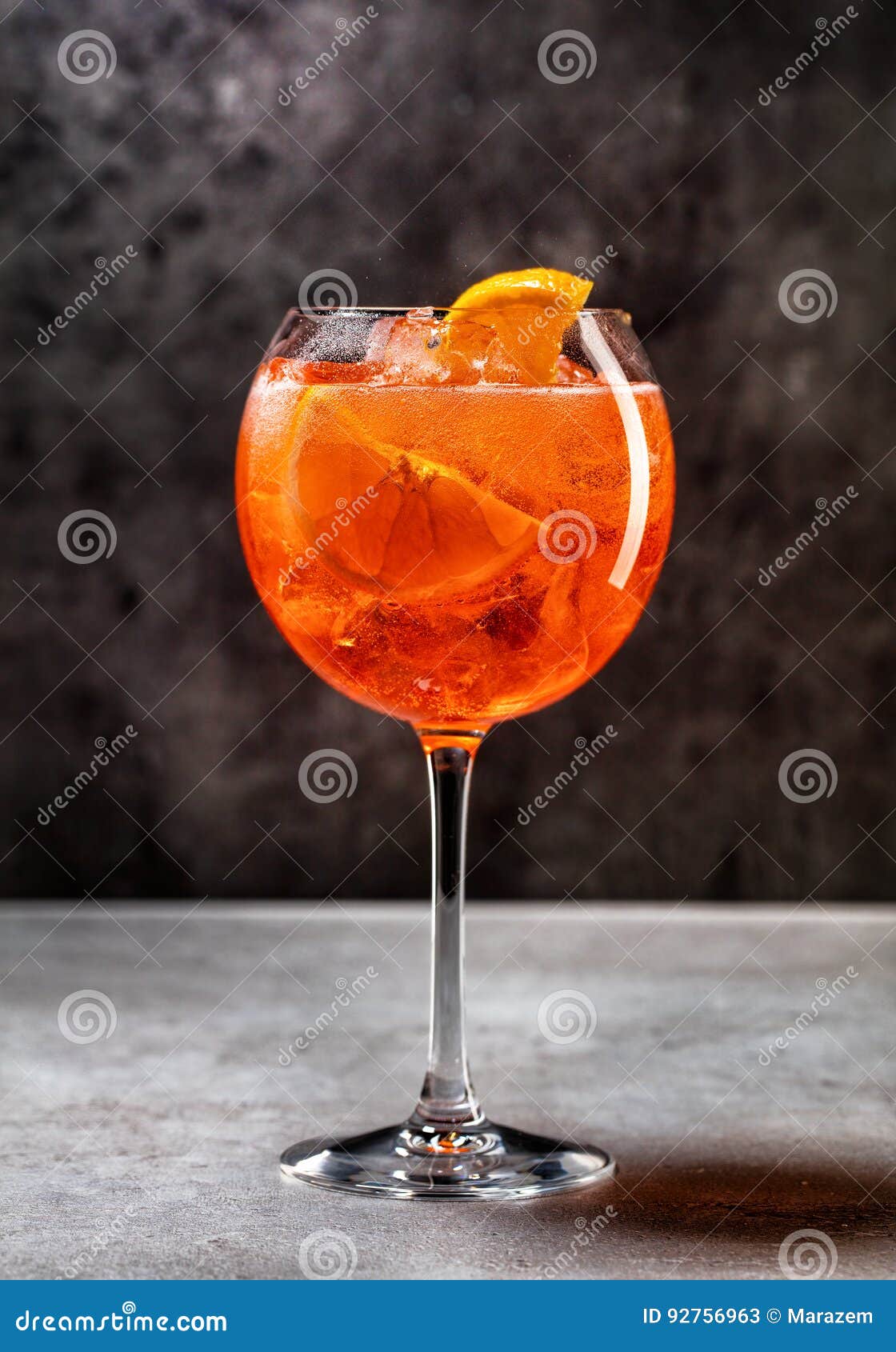 Бокалы для апероля. Aperol Spritz коктейль. Бокалы для Апероль шприц. Апероль шприц пол бокала. Апероль в стекле.