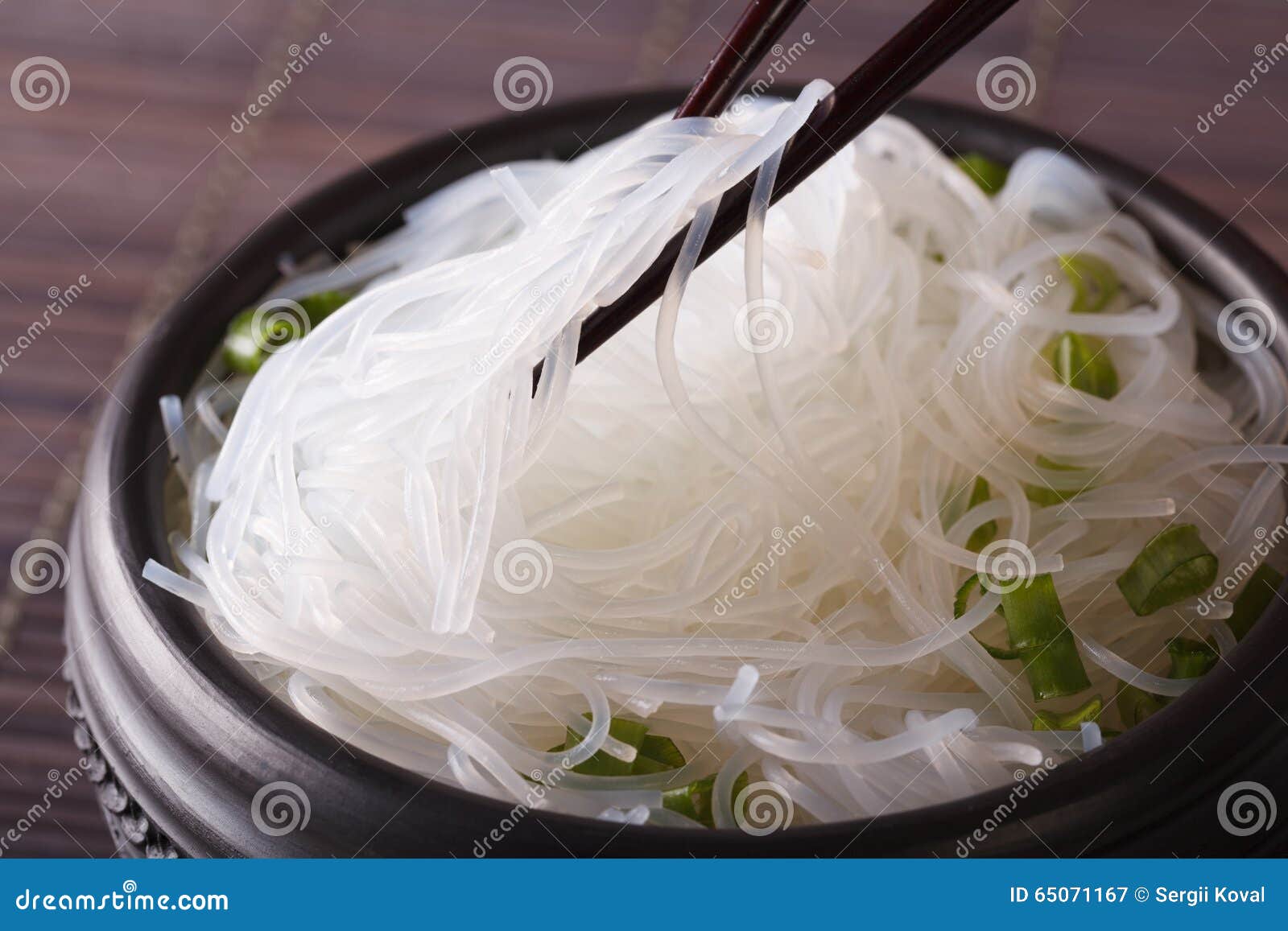 Баш нка вермишел вый. Стеклянная лапша харусаме. Glass Noodles фунчоза. Суп со стеклянной лапшой. Лапша крахмальная корейская.