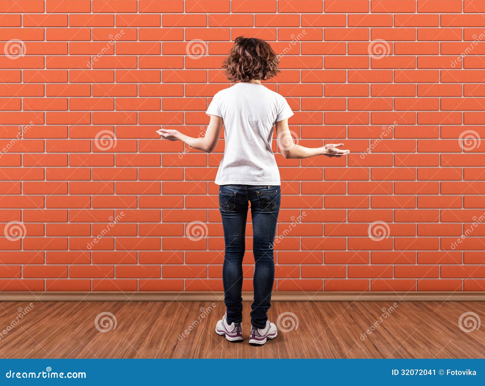 Но я буду стоять стеной. Человек перед стеной. Человек уперся в стену. Лицом к стене. Рука упирается в стену.