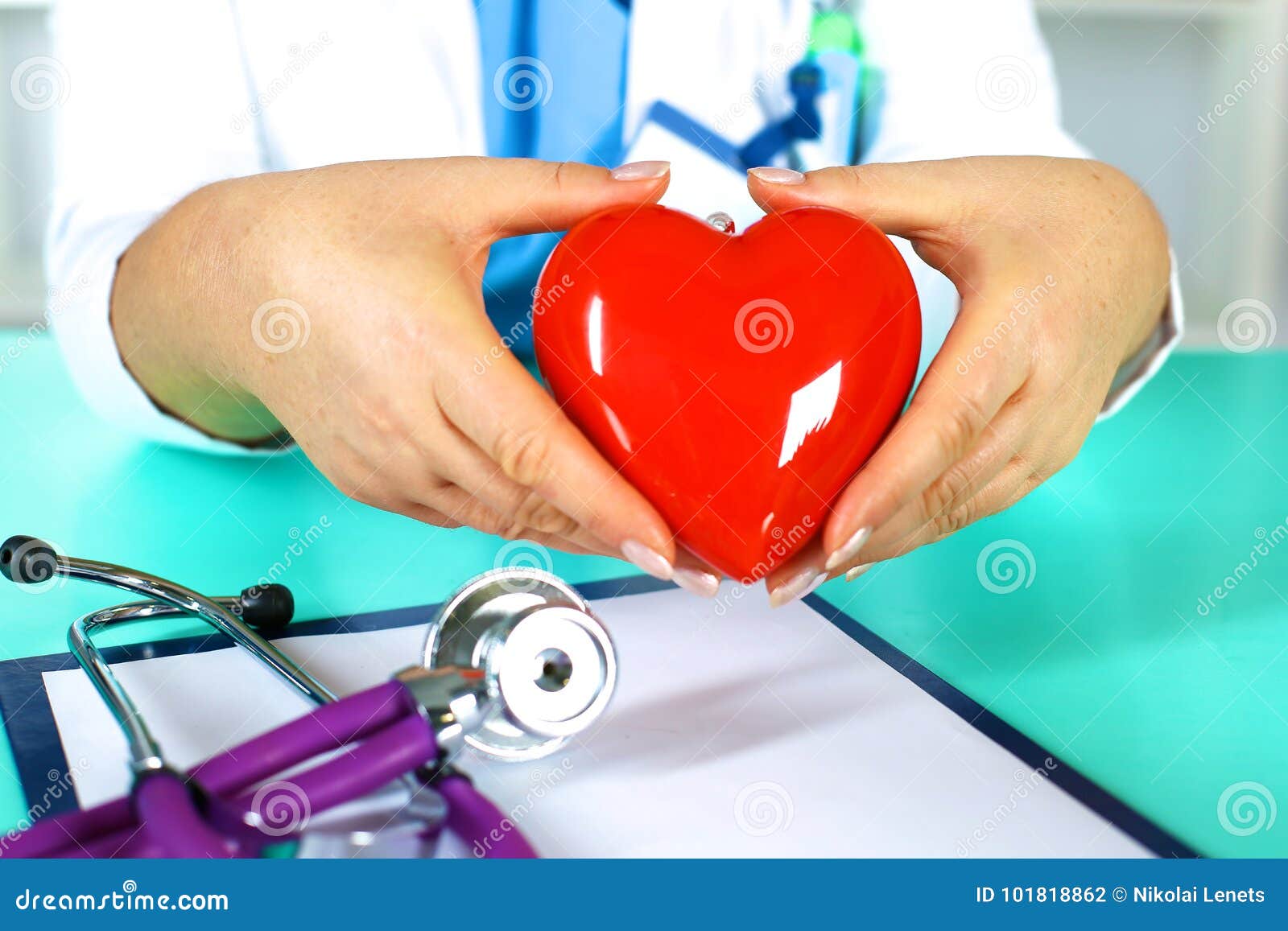 Сердце человека и доктор. Сердце в руках врача. Врач и сердце картинка. Врач с сердцем. Лекция врачем о сердце.
