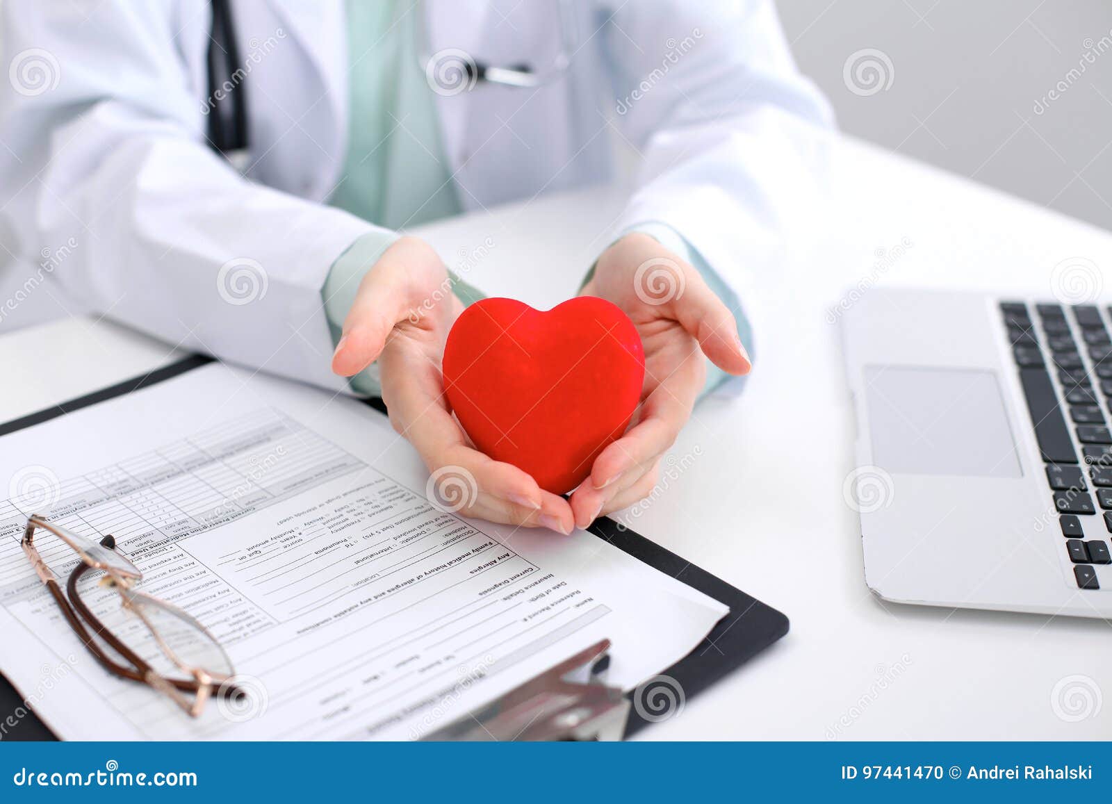 Врач который проверяет сердце. Исследование сердечно сосудистых заболевание. Кардиологический чек ап. Кардиолог картинки.