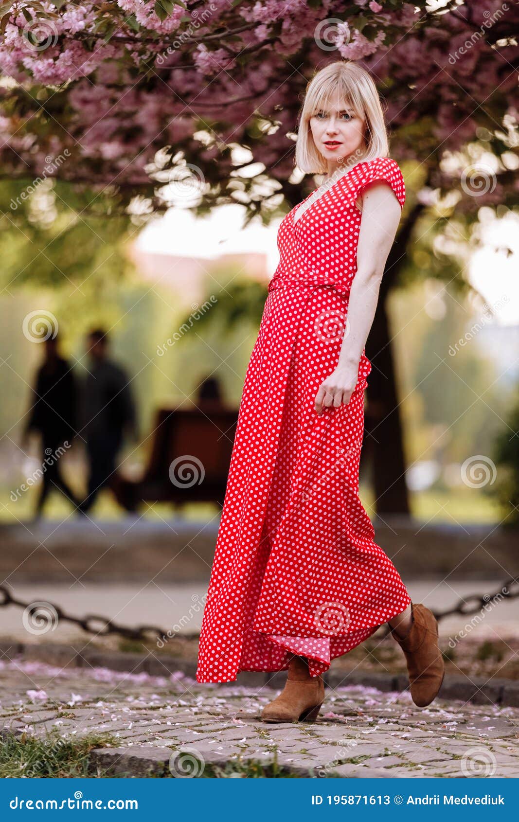 Девушки В Красном Платье Фото Блондинки