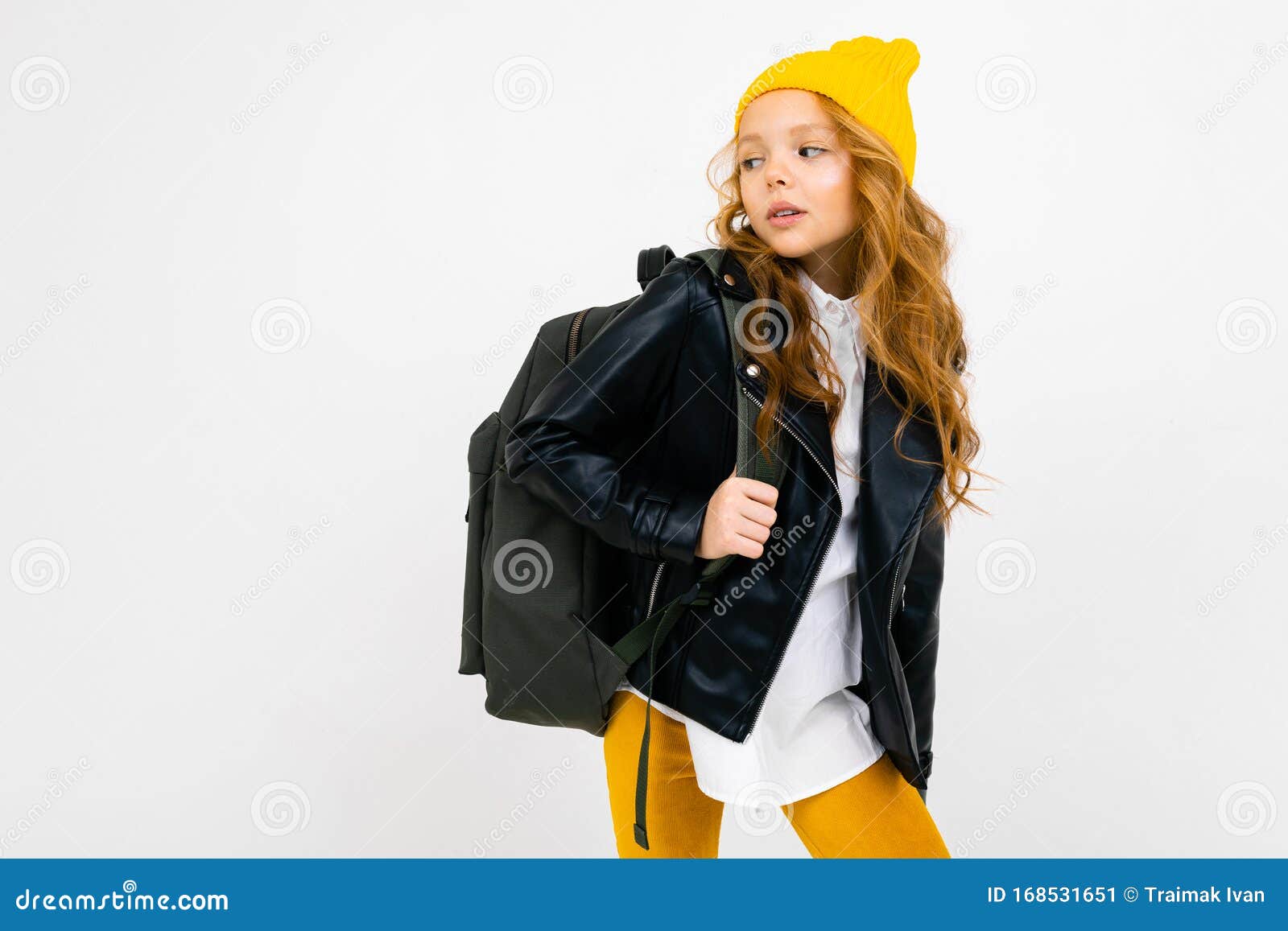 Стильный кавказская девушка в белой рубашке, расстегнутом кожгалантерейная чернаякуртка подростка, желтые брюки, с желтой шляпой Стоковое Изображение -изображение насчитывающей концепция, студия: 168531651