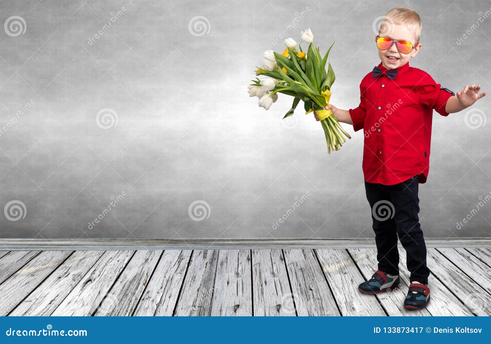 День сыновей стильные. Мальчик модный с розами. Фото вазы с цветами держит мальчик.