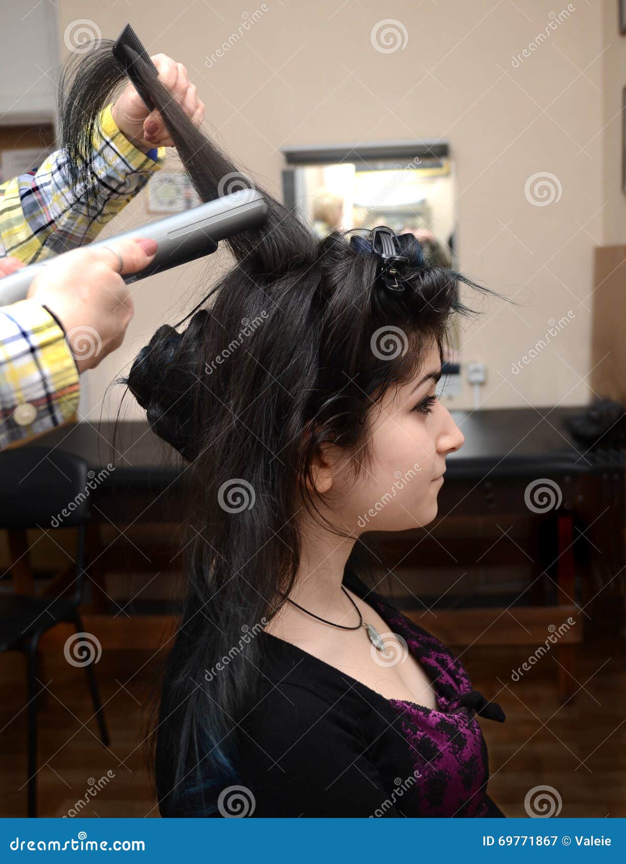 Стиль причёсок в салоне парикмахерских услуг Стоковое Изображение - изображение насчитывающей вниманиях, скручиваемость: 69771867