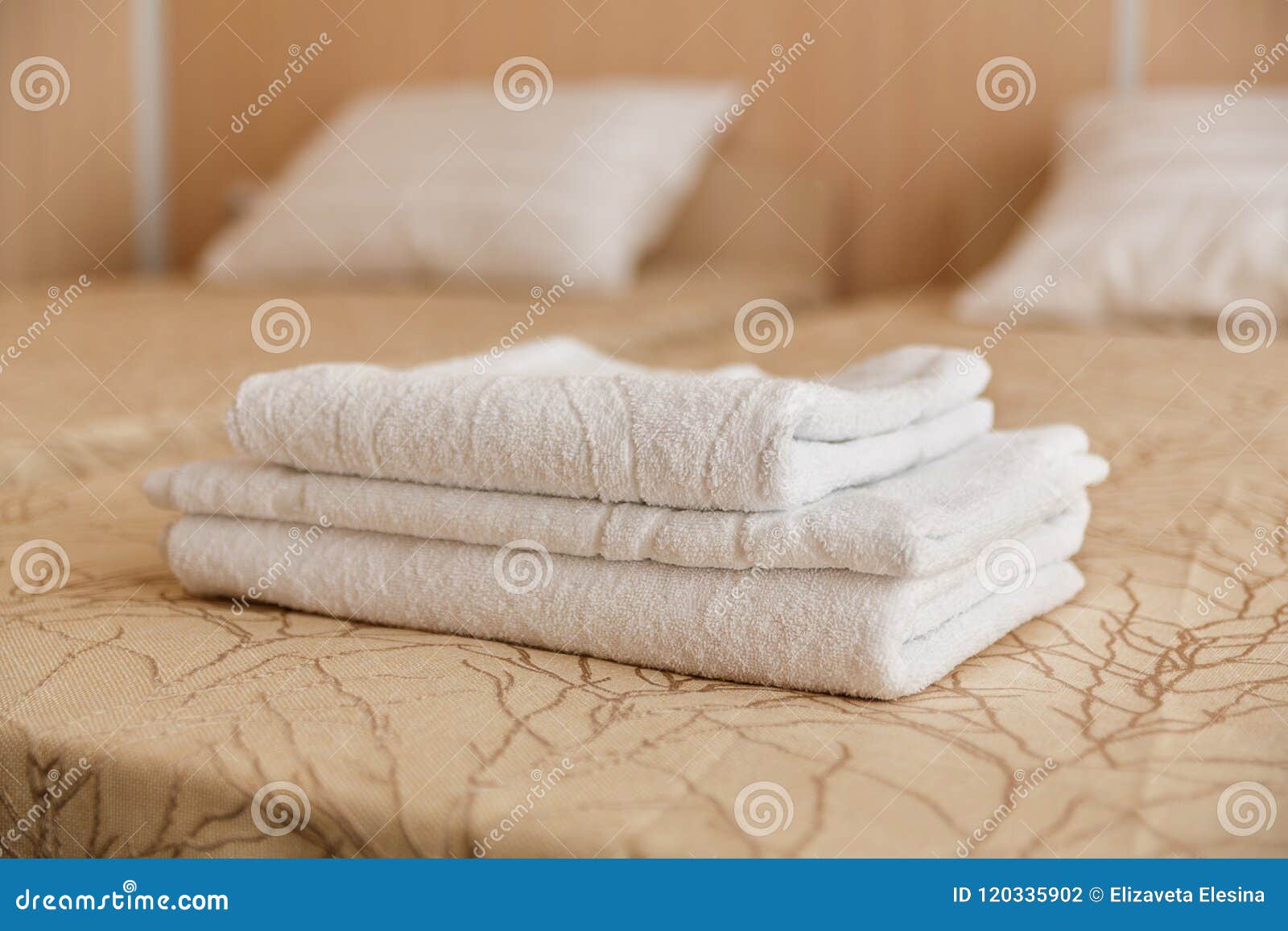 Полотенце на кровати. Полотенца на кровати в отеле. Полотенце отель кровать. Сложенные полотенца на кровати. Красиво сложенные полотенца в гостинице.