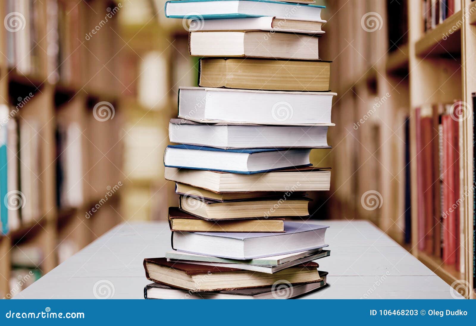 Пятистами книгами. Стопка книг. Стопка книг в руках. Фотография стопки книг. Стопка книг в библиотеке.