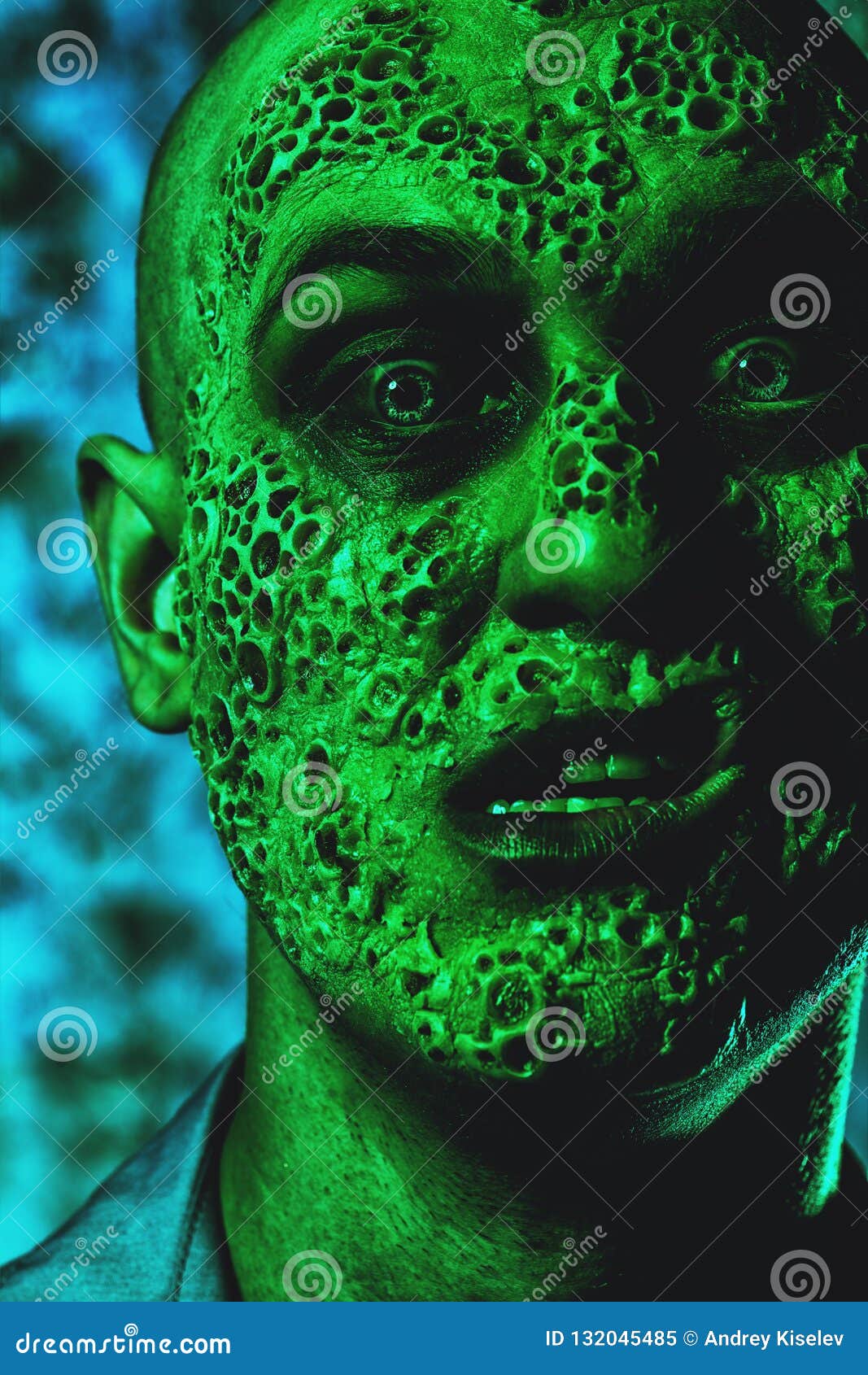 Зеленый заболел. Нездоровый зеленый человек. Человек в зеленом свете. Портрет зеленый свет. Зеленый пациент.