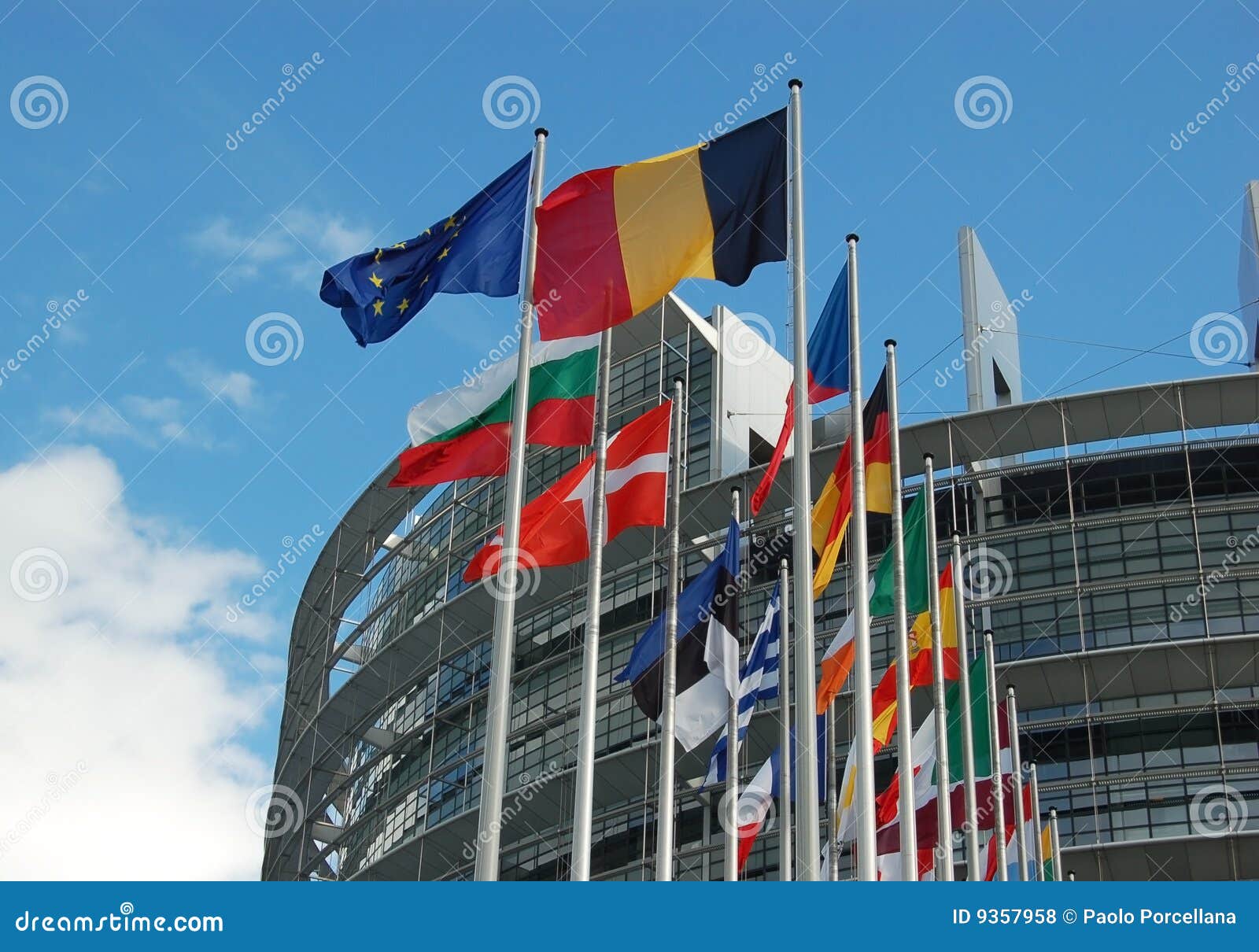 Международная политика европы. Европарламент Страсбург флаги. Международные отношения. Международные организации в Страсбурге. Международныйотношеня\.