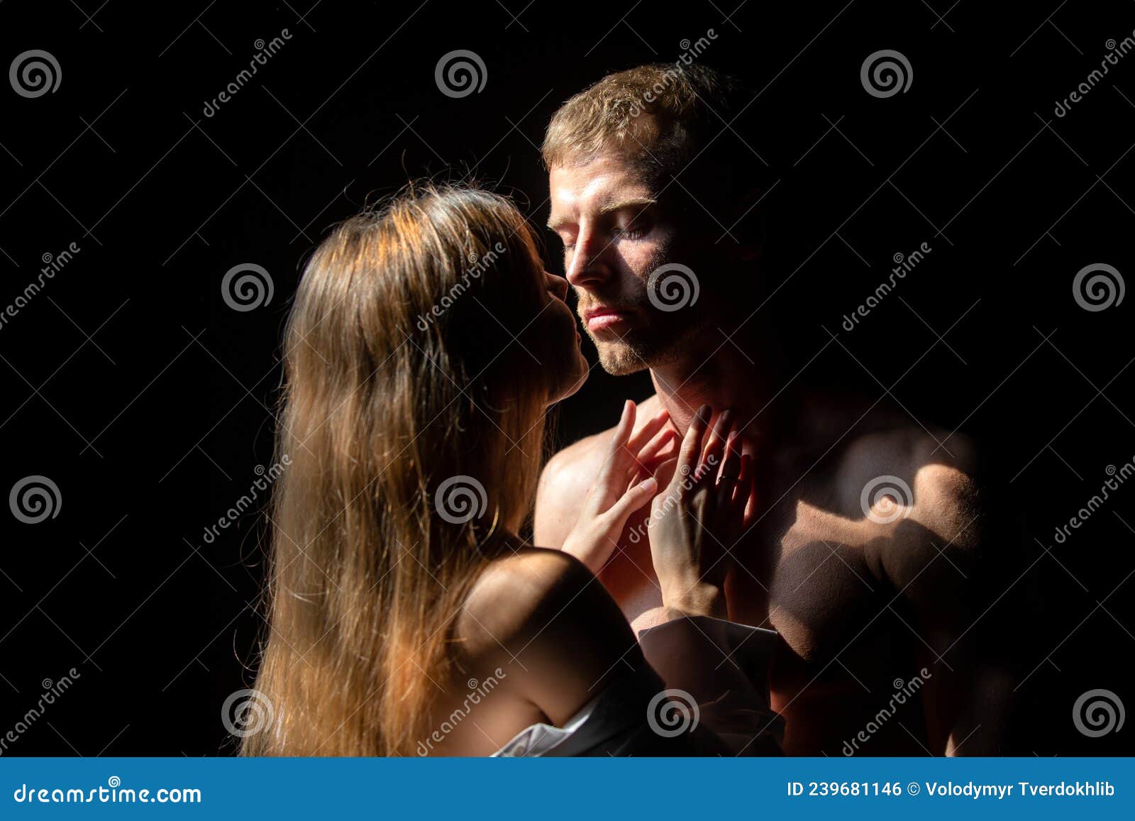 Картинки женщина и мужчина целуются