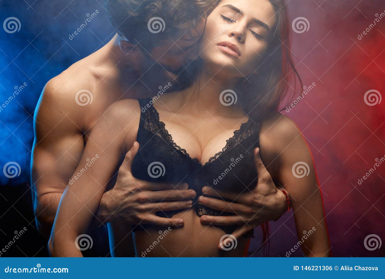 парень целует в грудь что это значит фото 75
