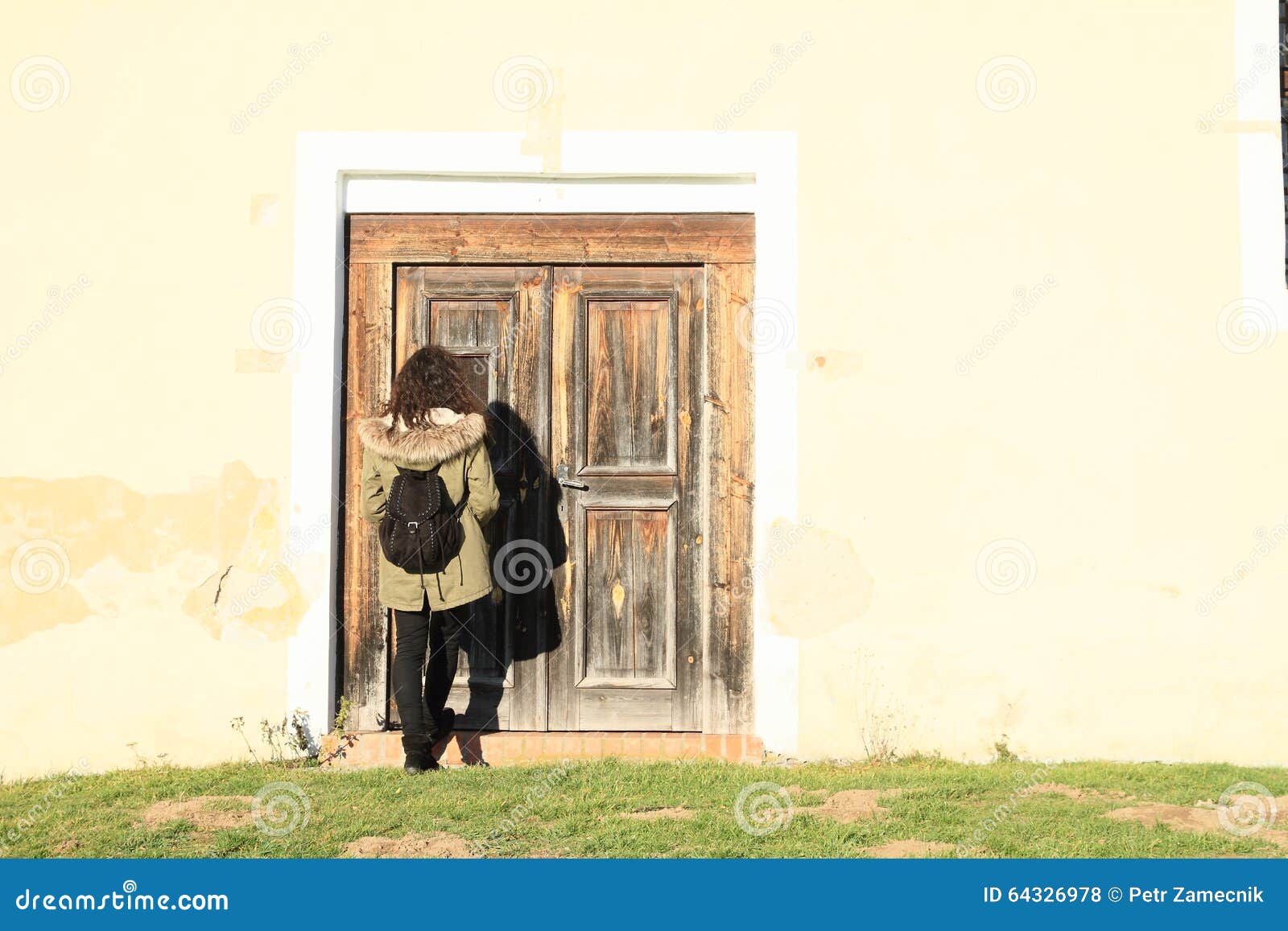 Дети стучат в дверь