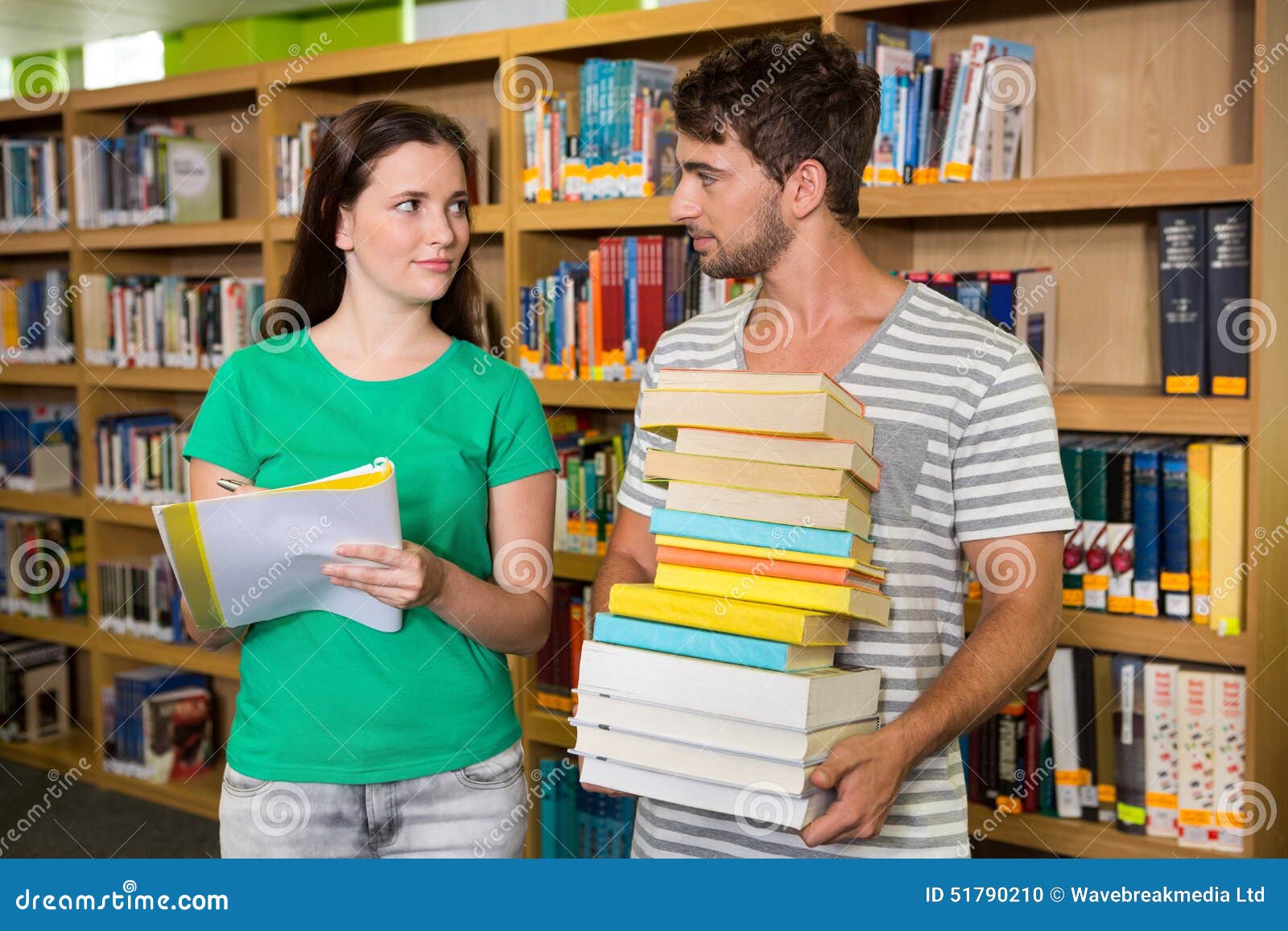Бесплатные библиотеки для студентов. Студенты в библиотеке. Фотосессия в библиотеке студенты. Студент с кучей книг. Студентка с грудой книг.