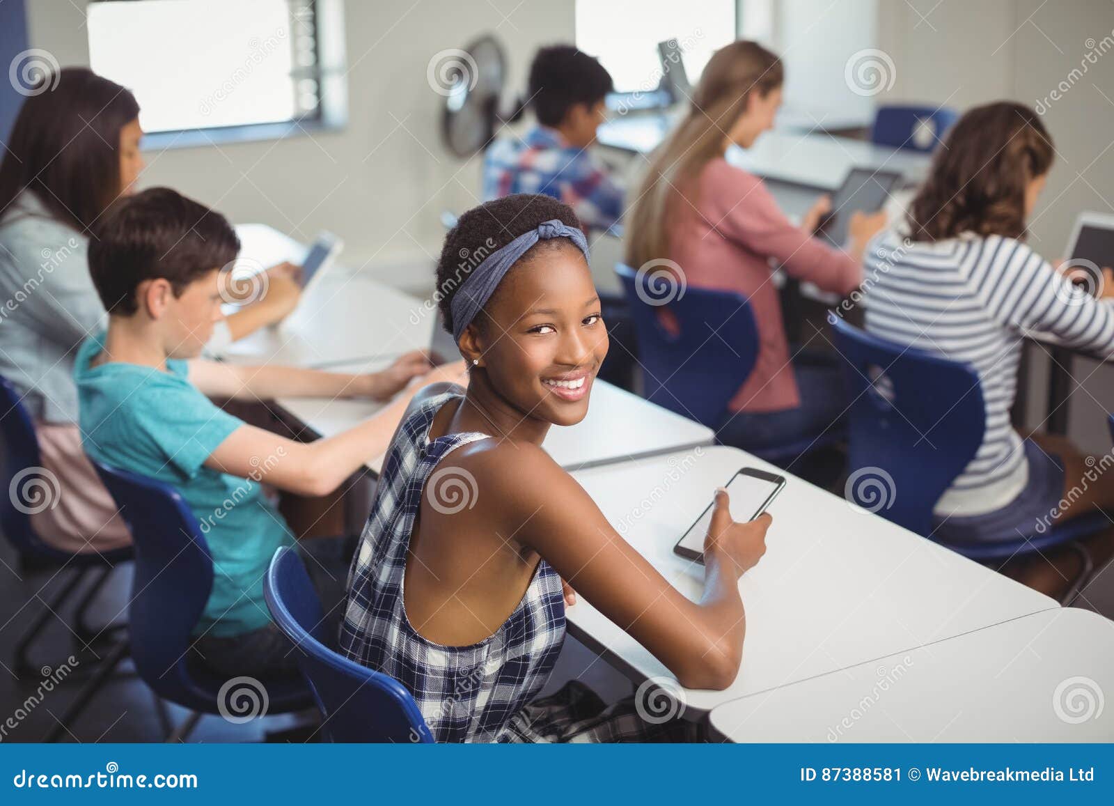 We can in class. School students Phone. Обучение на смартфоне. Teacher рук students shoot on your telephone. Students use their mobile Phones in class it s the Rule.