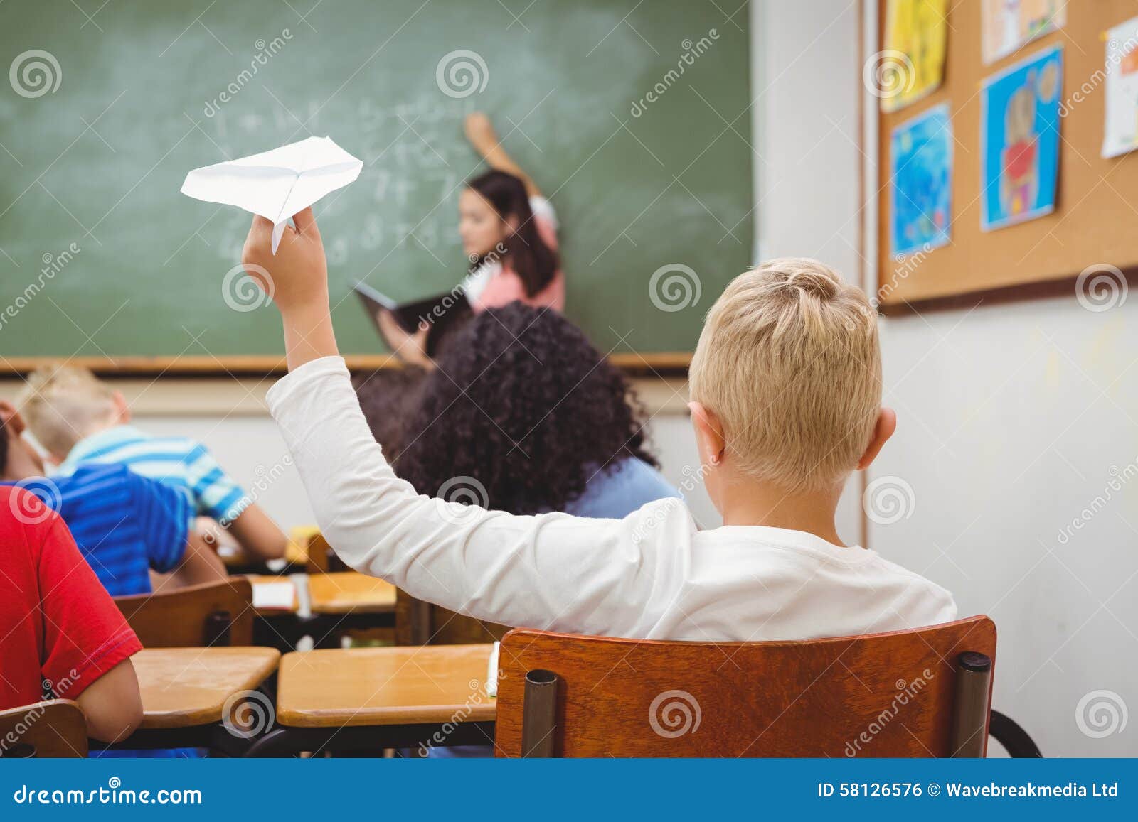 Не пускать ученика на урок. Бумажный самолетик в школе. Самолетики на уроках. Убеждать школьников. Школьники с самолётиками.