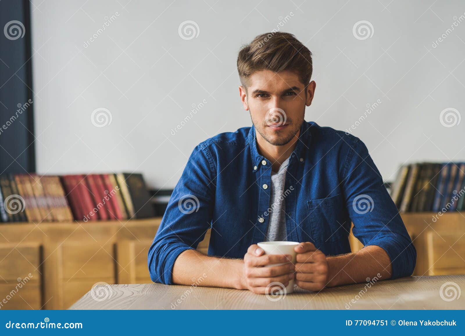 руки сложены перед собой на столе