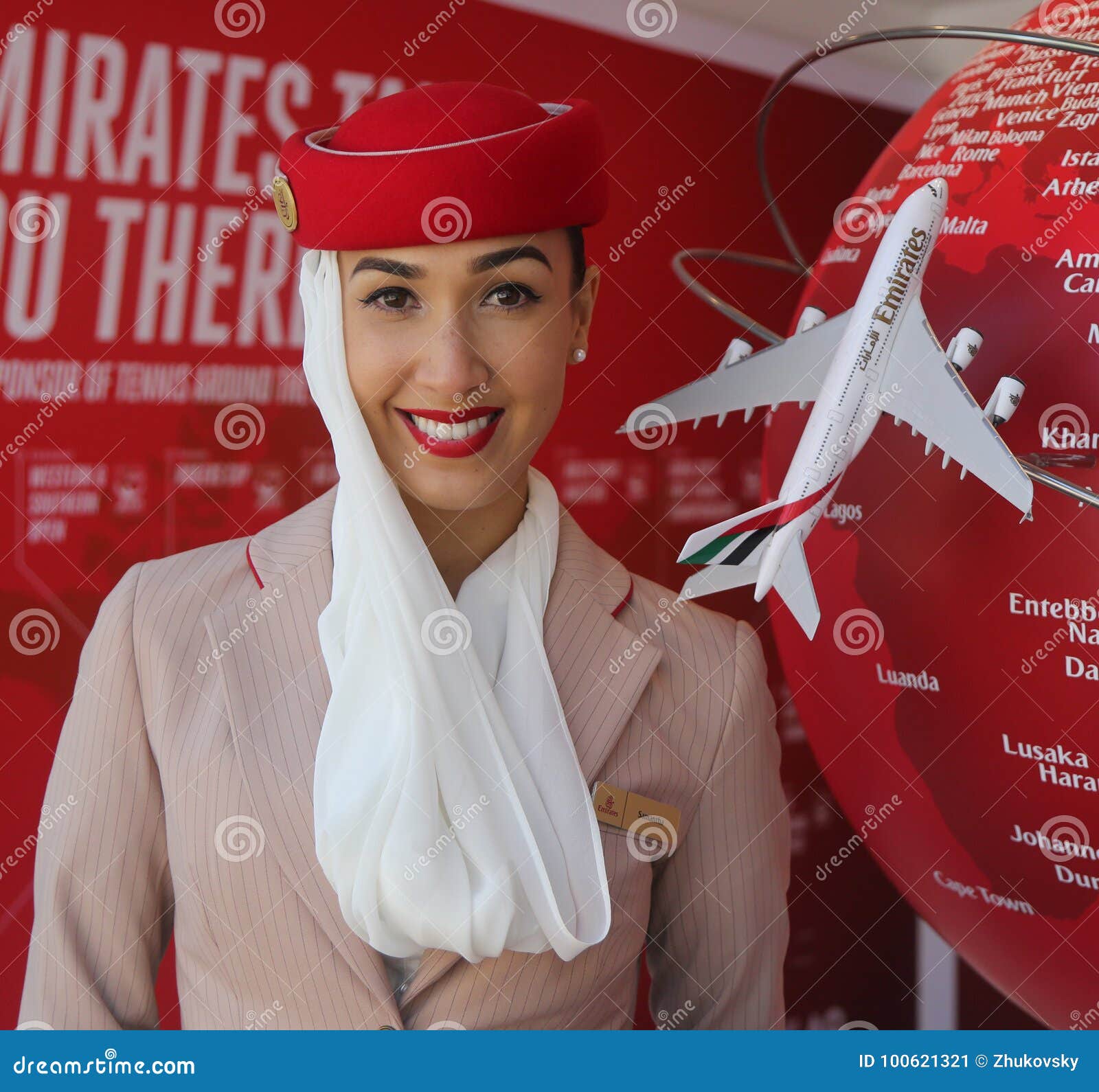 Сайт эмиратские авиалинии. Стюардессы Эмирейтс. Стюардессы ЭМИРАТСКИХ авиалиний. Gulf Air стюардессы. Реклама со стюардессами Эмирейтс.